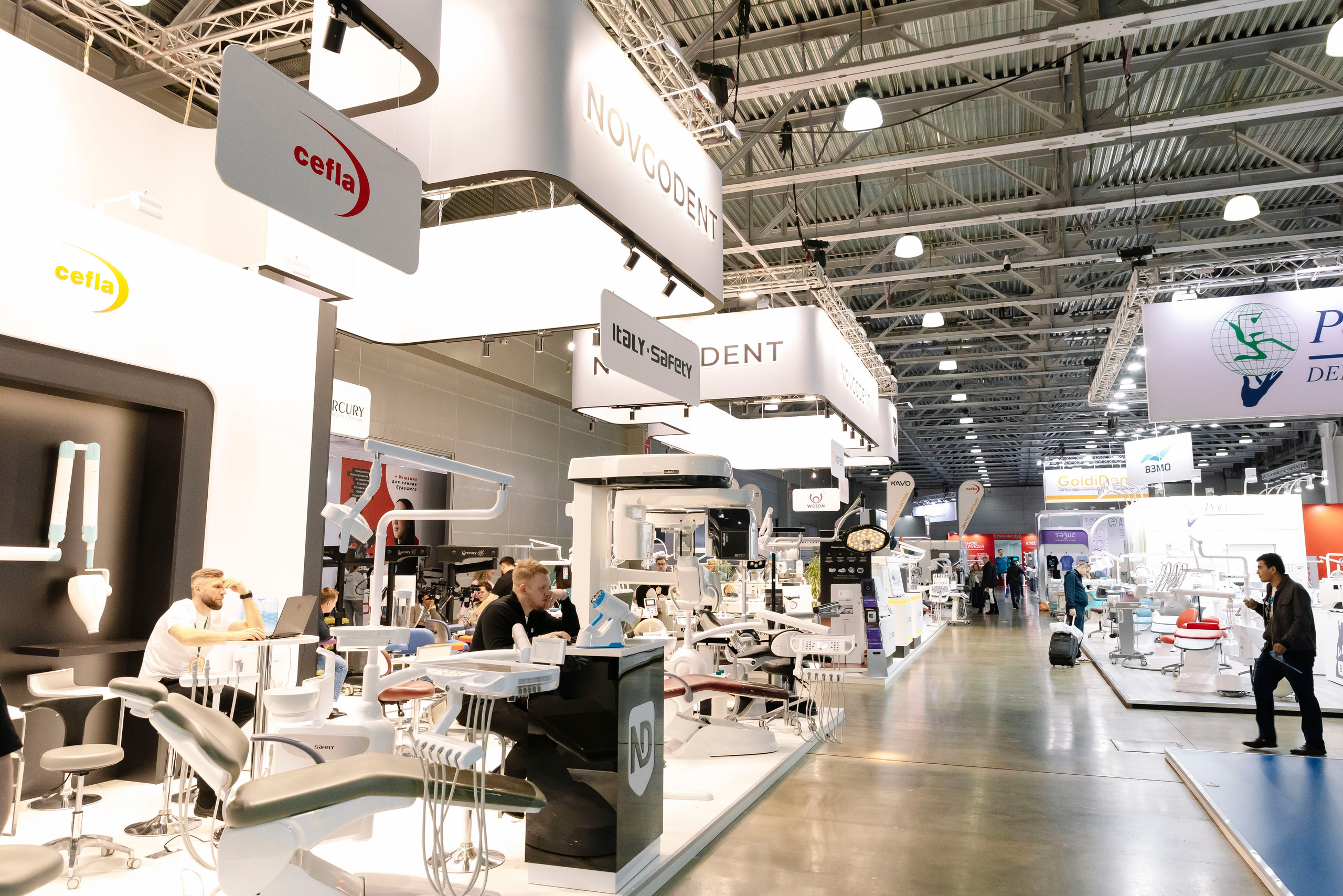 Стоматологическая выставка Dental Salon 2026. Профессиональный фотограф в Москве | Заказать фотосессию и съемку