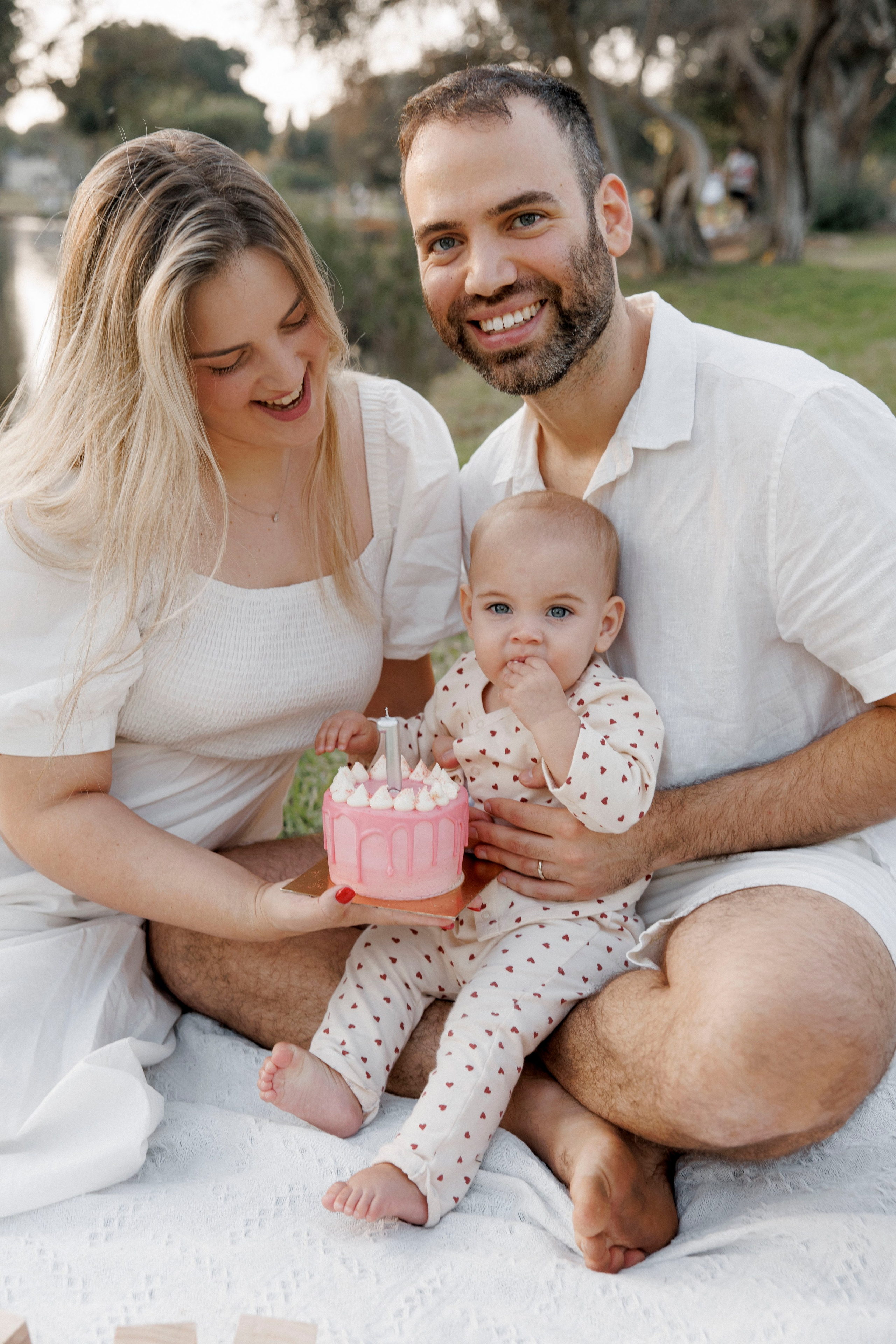 First year photoshoot inside the park (sunset). Wedding and family photographer