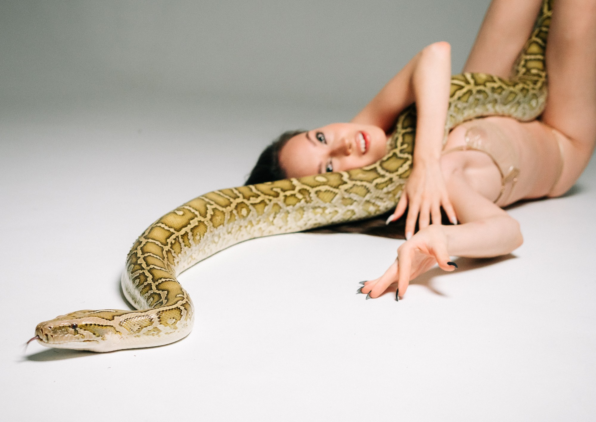 Юля и питон…18+. Фотограф