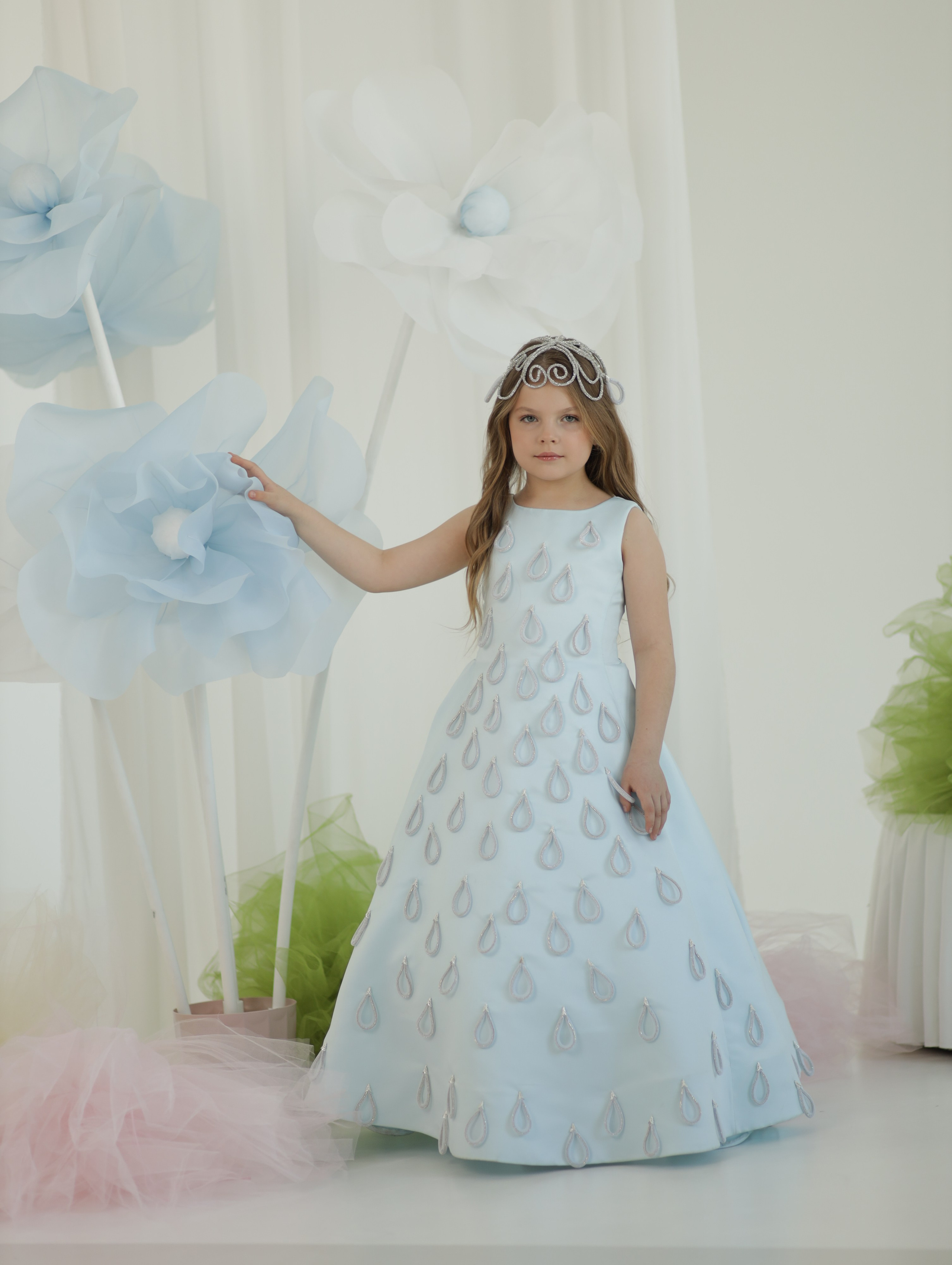 Платье « Слёзы Байкала » Материал - свадебный атлас. Каждая слезинка изготовлена вручную. Платье идеально подойдёт на девочку ростом 128-130 см. Цена : 27000₽