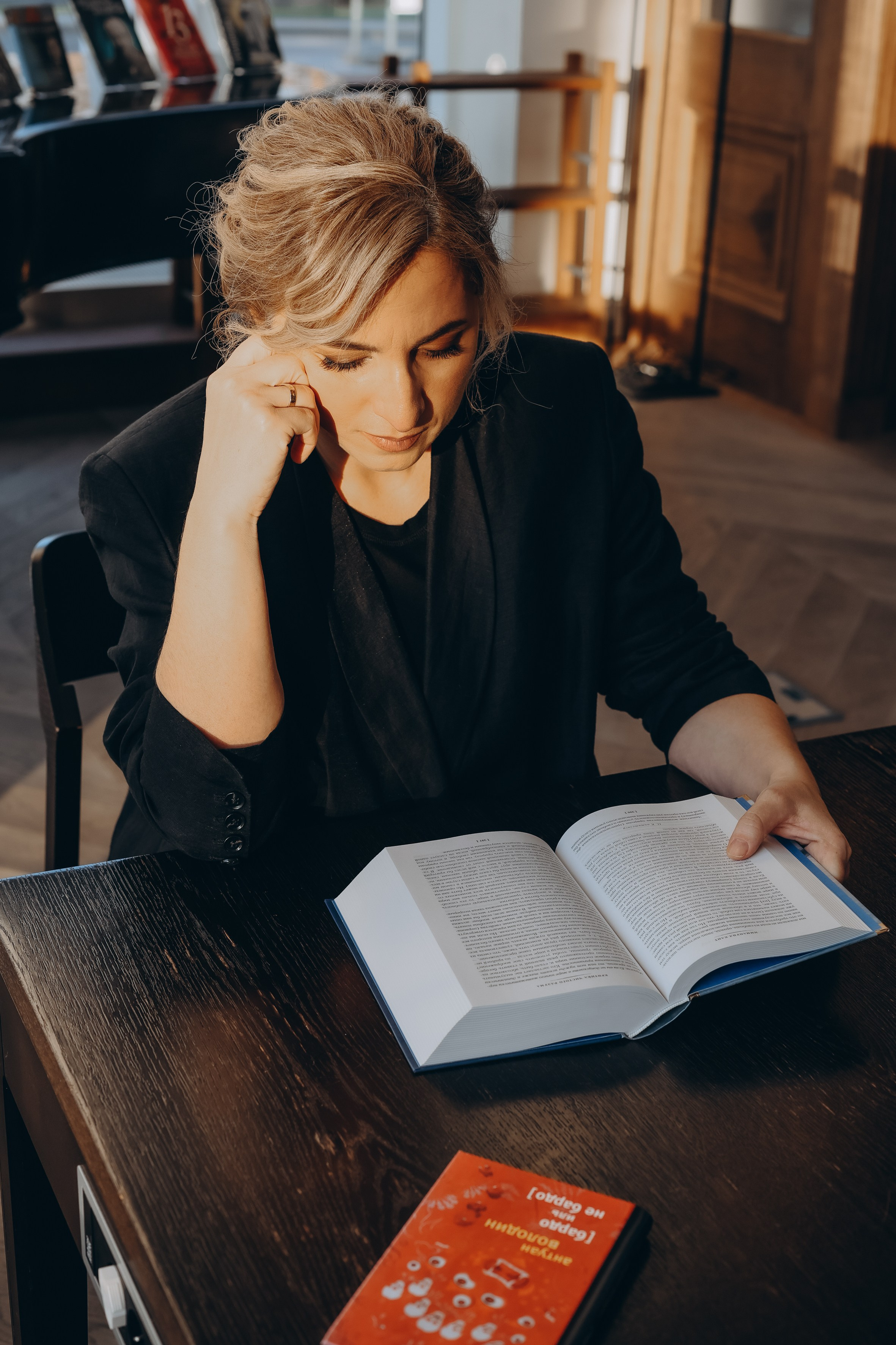 Яна и библиотека (репортажный портрет). Портретный и репортажный фотограф в Москве, Ольга Ларема