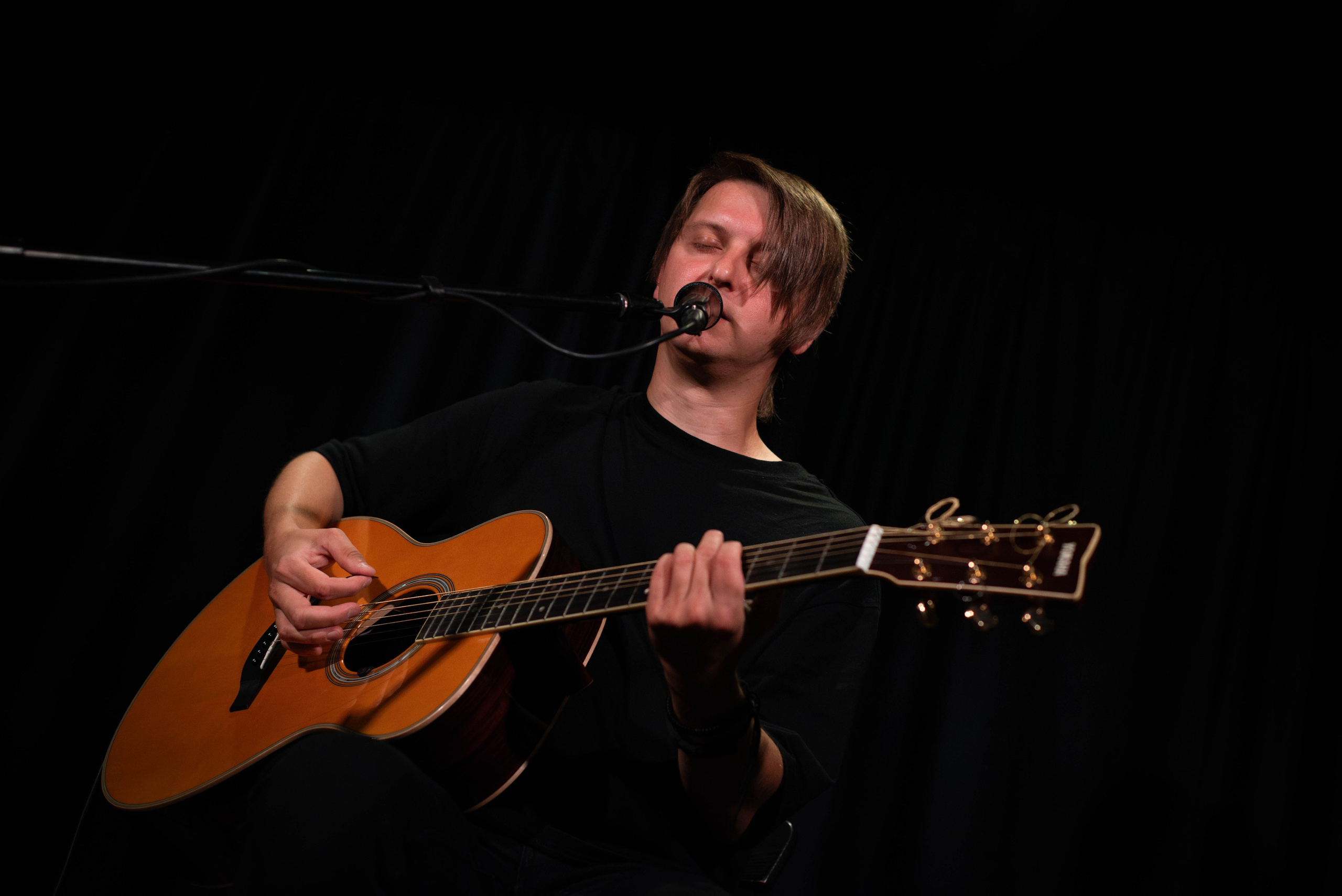 Лёва Сазонов (1 августа 2024 года, Москва, арт-кафе Пушкарёв). Фотограф Светлана Блинова, Москва и Московская область