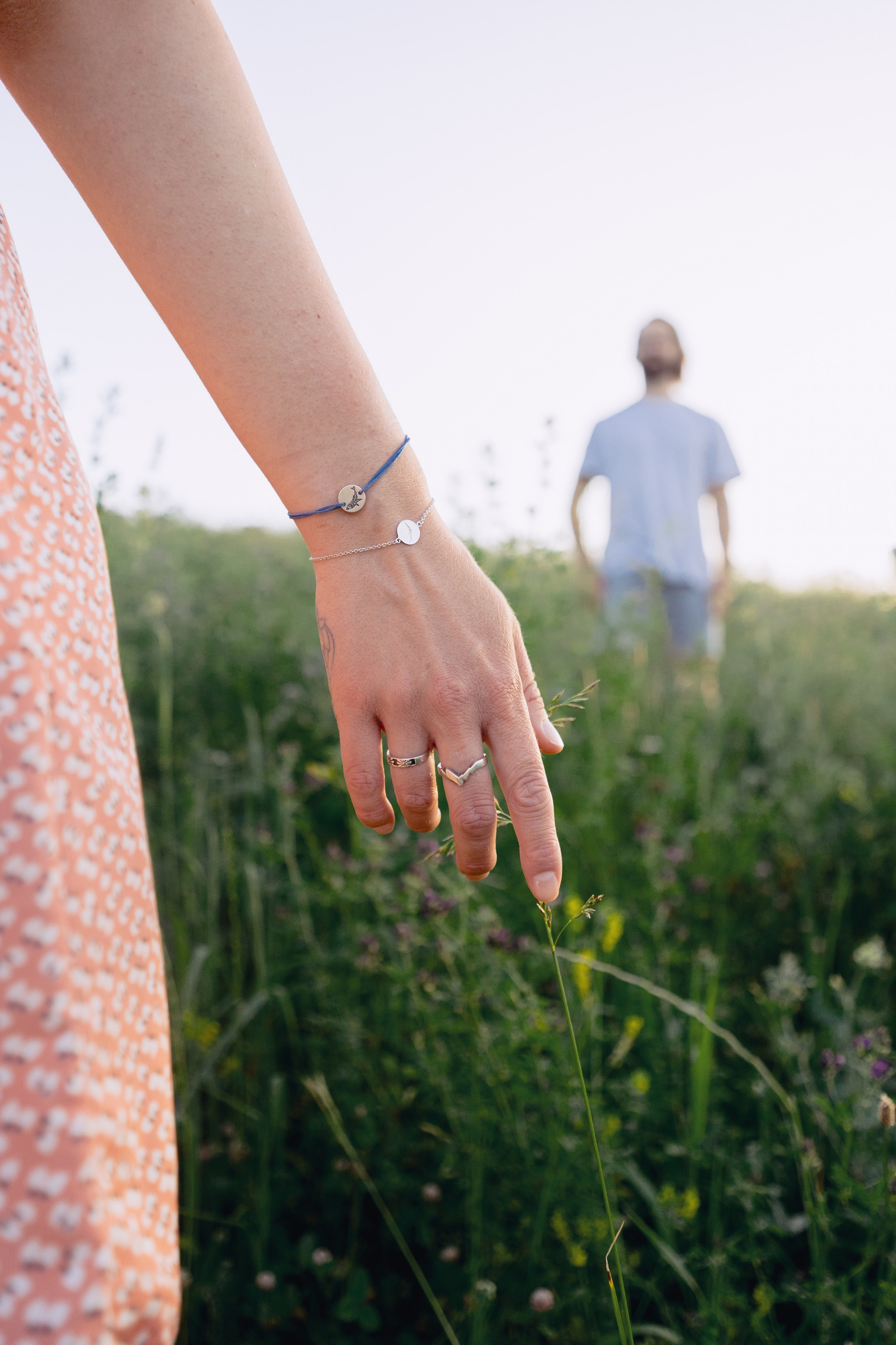 Кадр детали в виде руки девушки на фоне травы