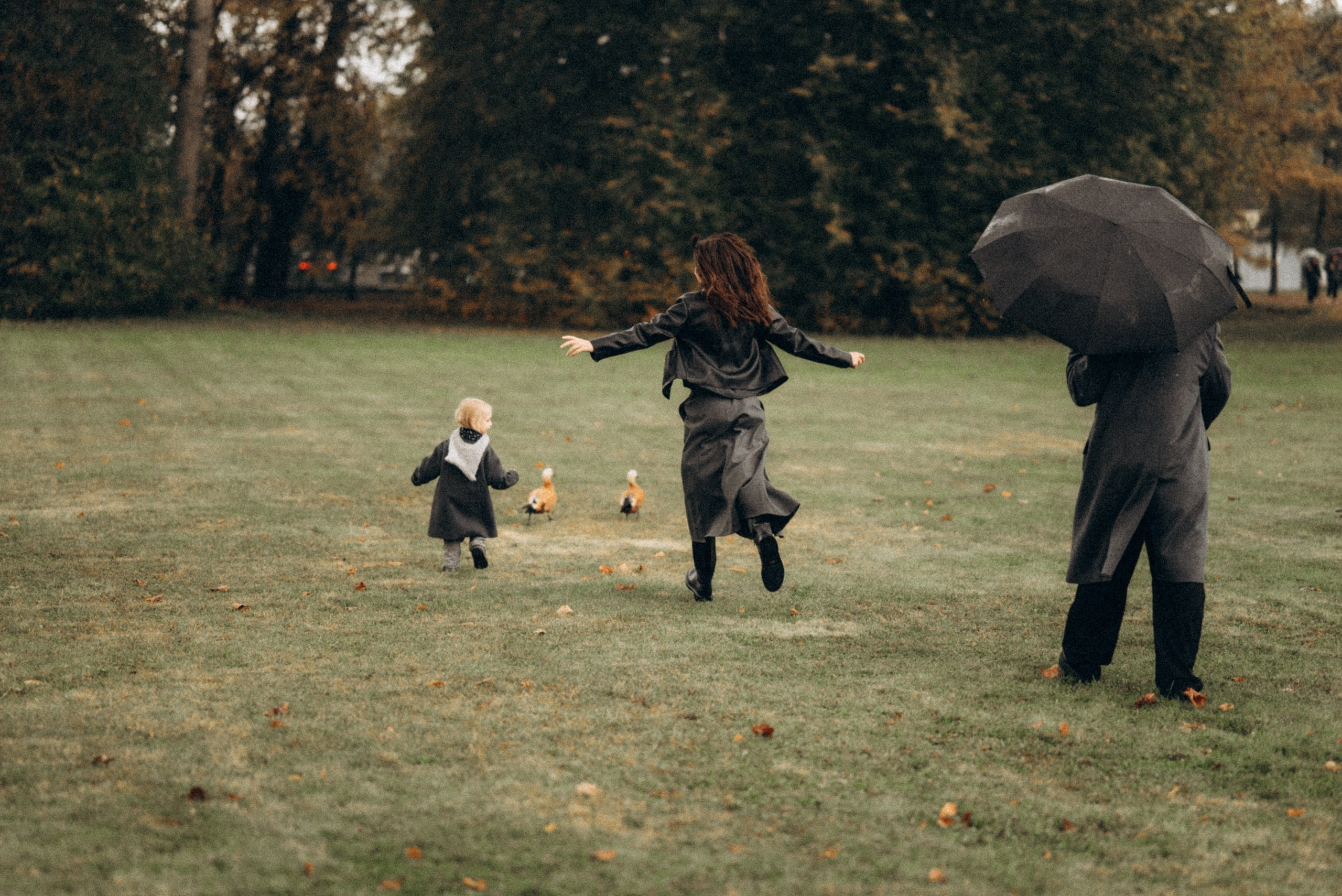 Семья на прогулке. Семейный и Lifestyle фотограф в Санкт-Петербурге