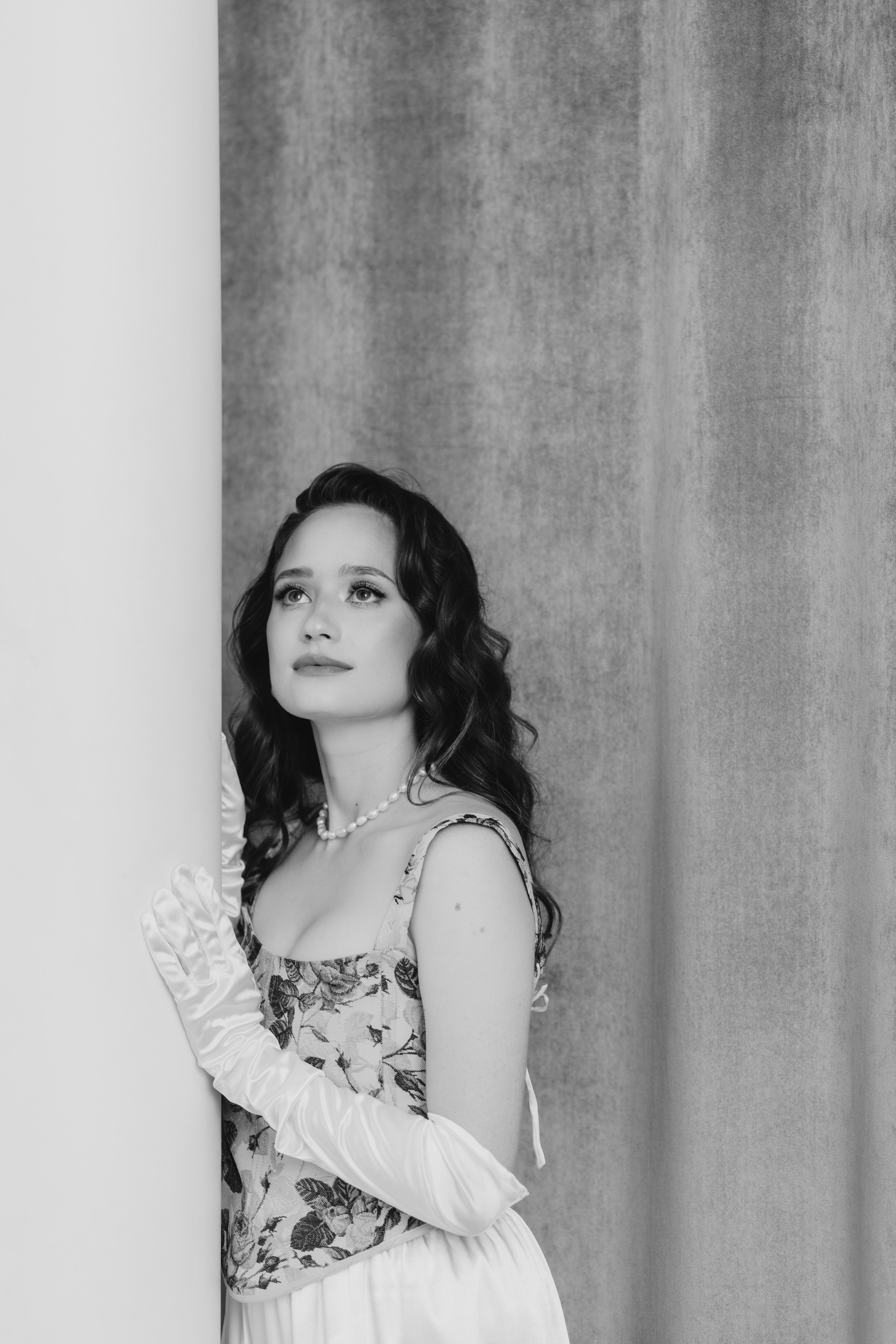 Фотограф Александра Овечкина Пенза: черно-белый эстетичный портрет модели, опирающейся на колонну, глубокий взгляд.