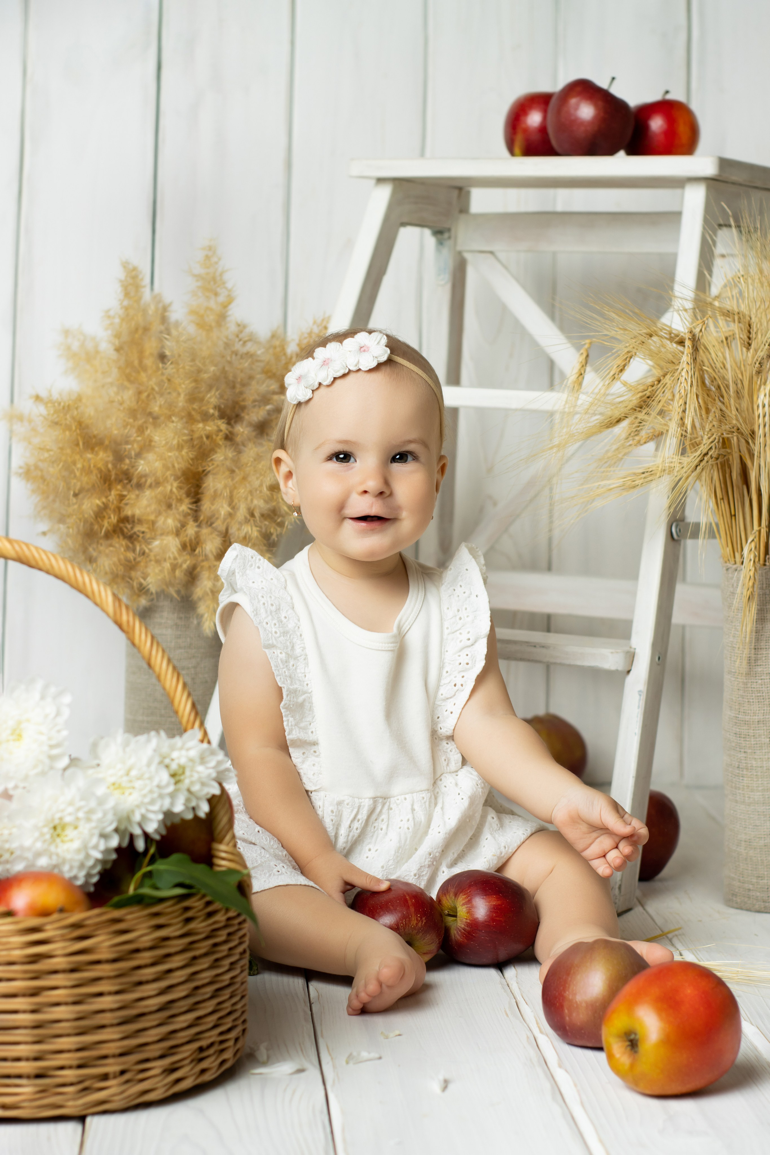 Фотосессия малыша до года, фотосессия с яблоками, фотосессия с корзиной яблок, фотосессия в стиле минимализм, фотосессия малыша, яблоки, фотосессия малыша до года Омск, годик, фотосессия в студии, фотосессия в студии Омск, фотосессия малыша с яблоками, фотосессия малыша с корзиной яблок