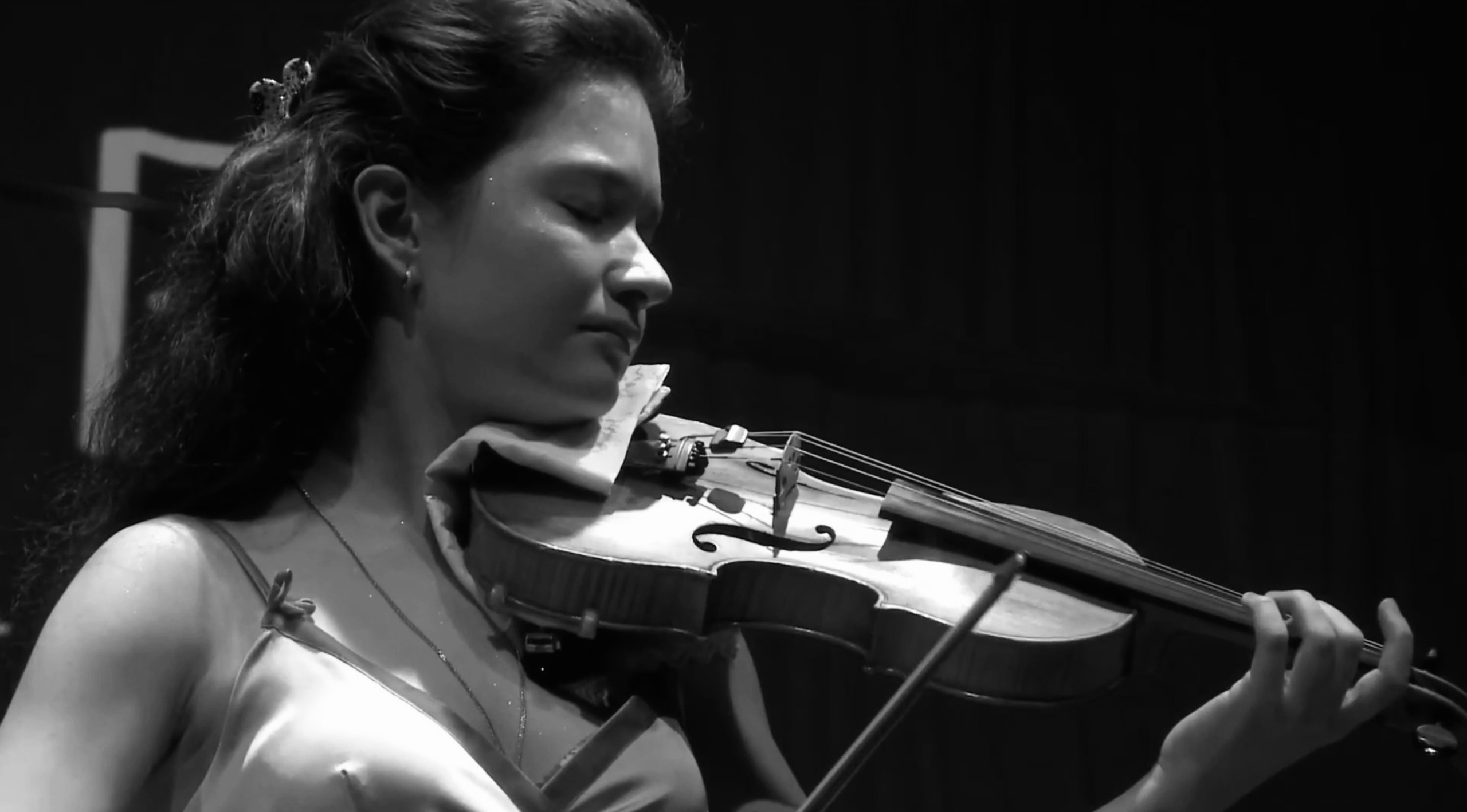 На сцене. Скрипачка Анна Савкина