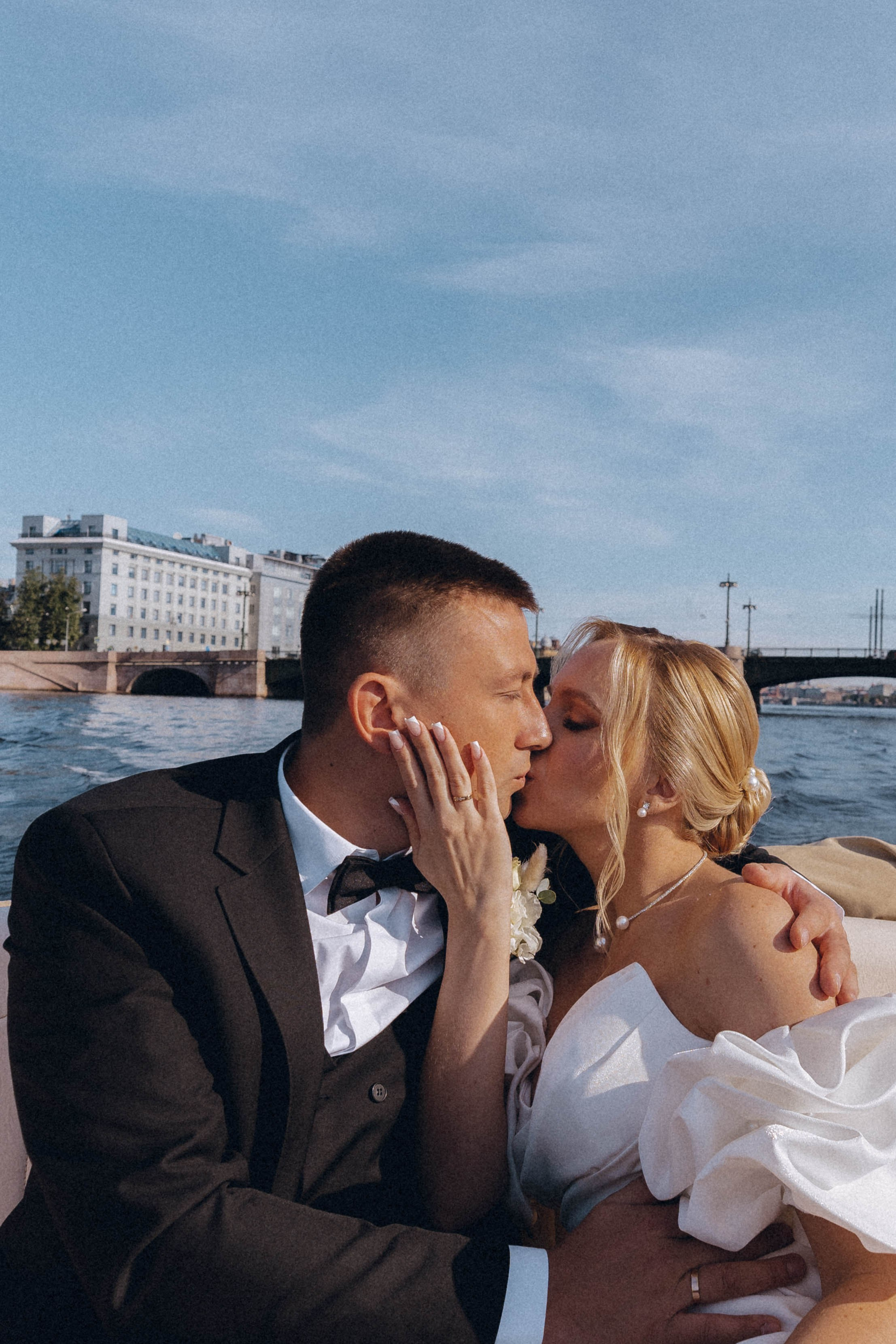 СВАДЕНБНАЯ СЬЕМКА НА КАТЕРЕ ПО КАНАЛАМ САНКТ-ПЕТЕРБУРГА И В АКВАТОРИИ НЕВЫ. Профессиональный фотограф, Санкт-Петербург — Виктория Богомолова