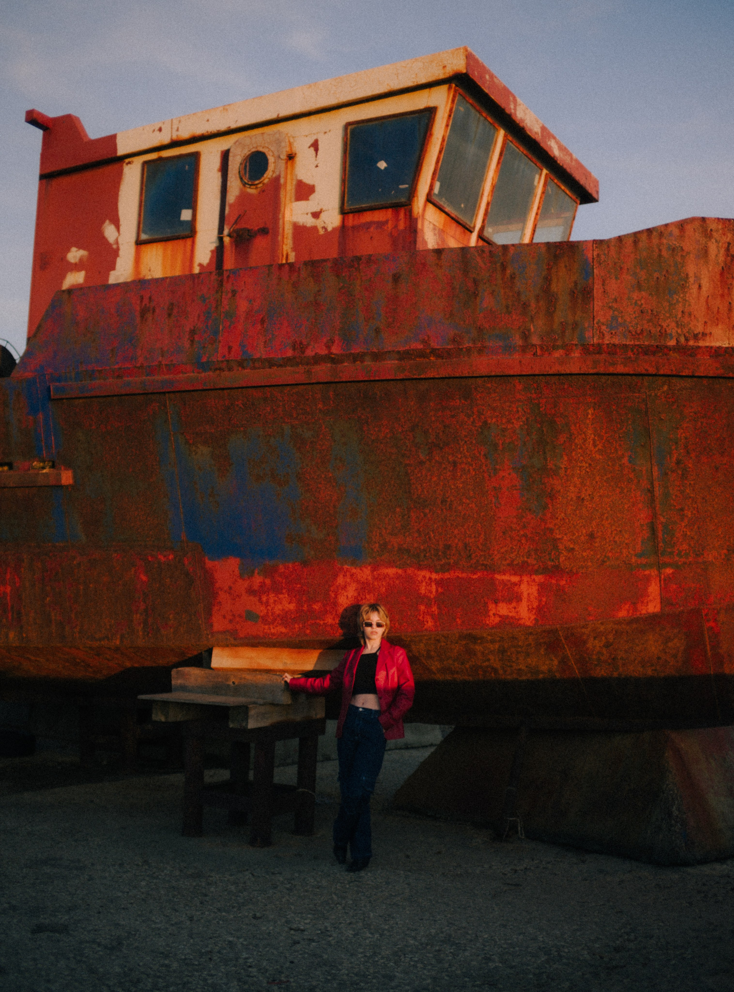 Вика среди заброшенных кораблей. Главная