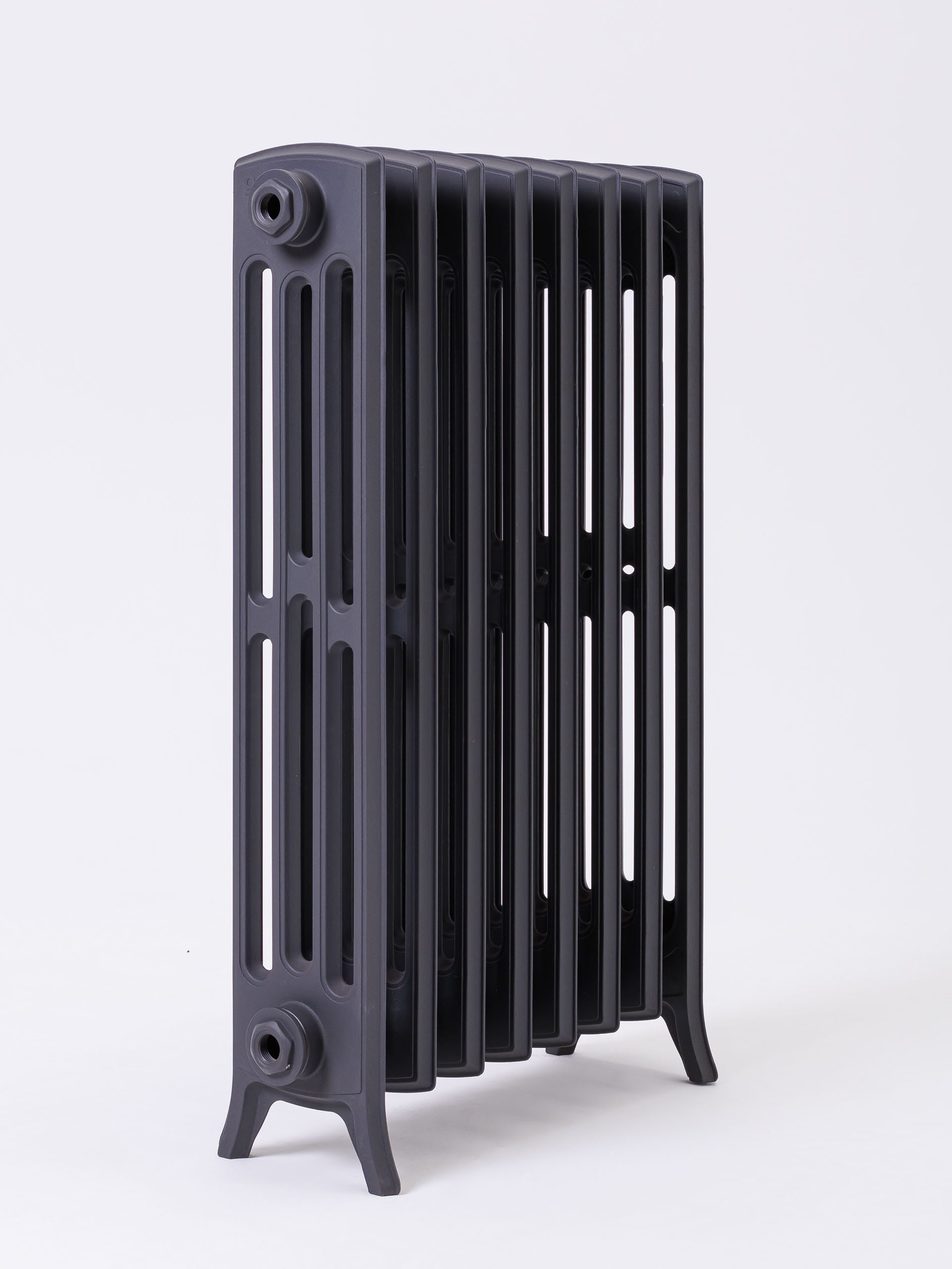 Предметные фотографии дизайнерских радиаторов отопления в стиле ретро