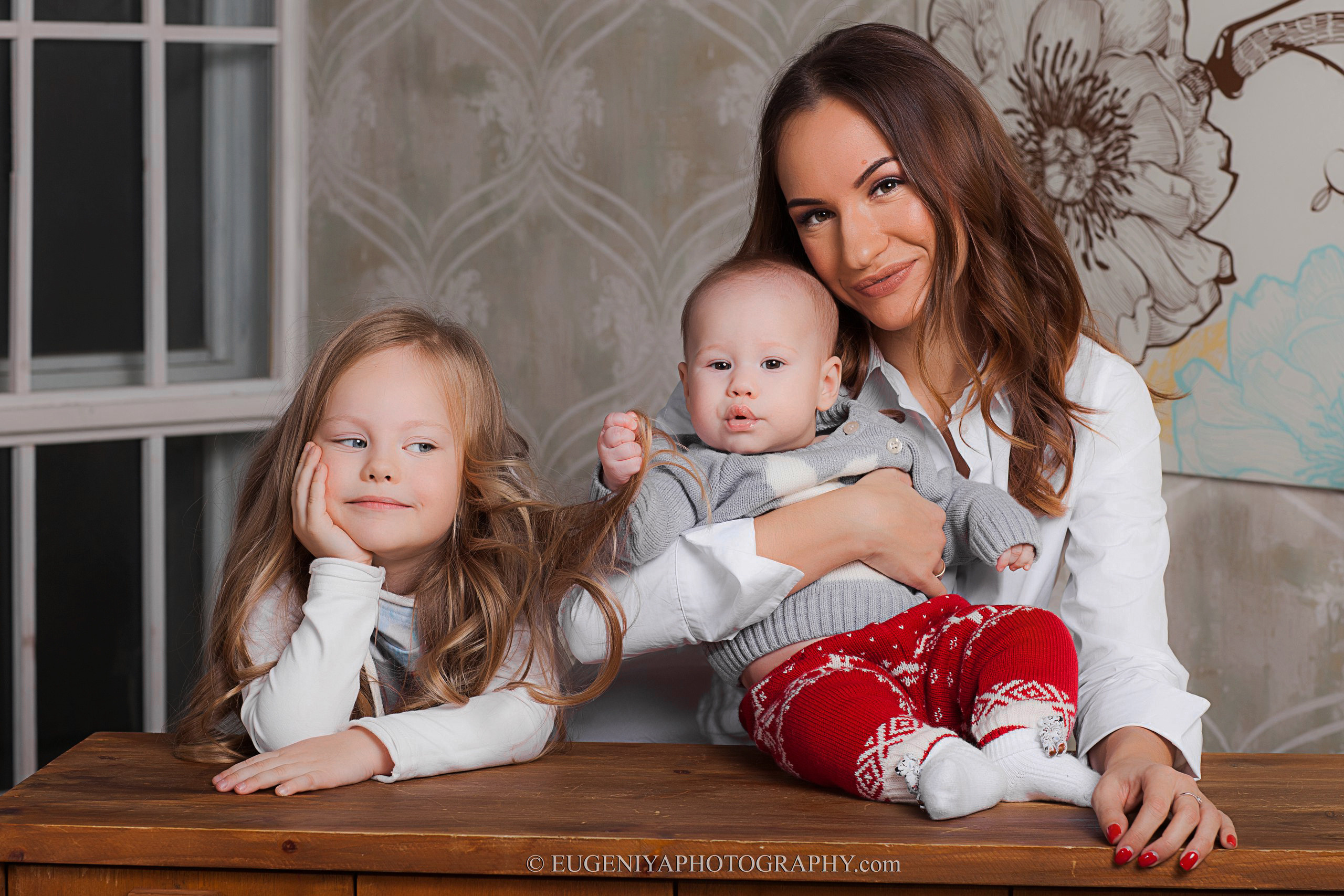 Семейное фото в студии. Фотограф-портретист Евгения Синкевич в Риге и Европе