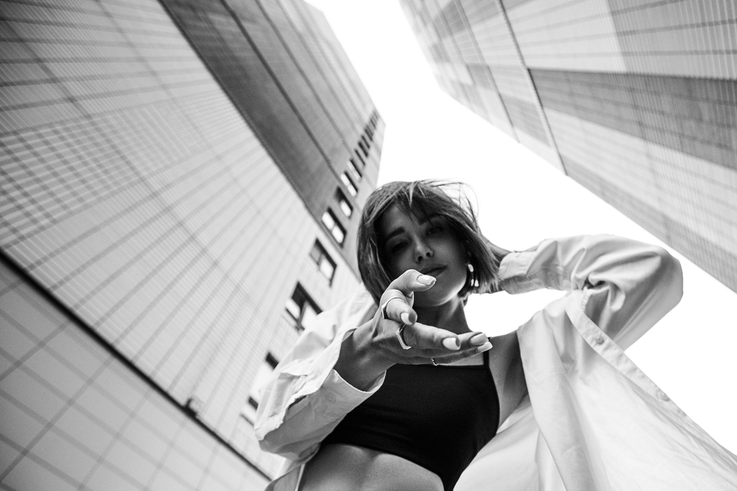 Женский портрет в городской среде. Фотограф-портретист Евгения Синкевич в Риге и Европе