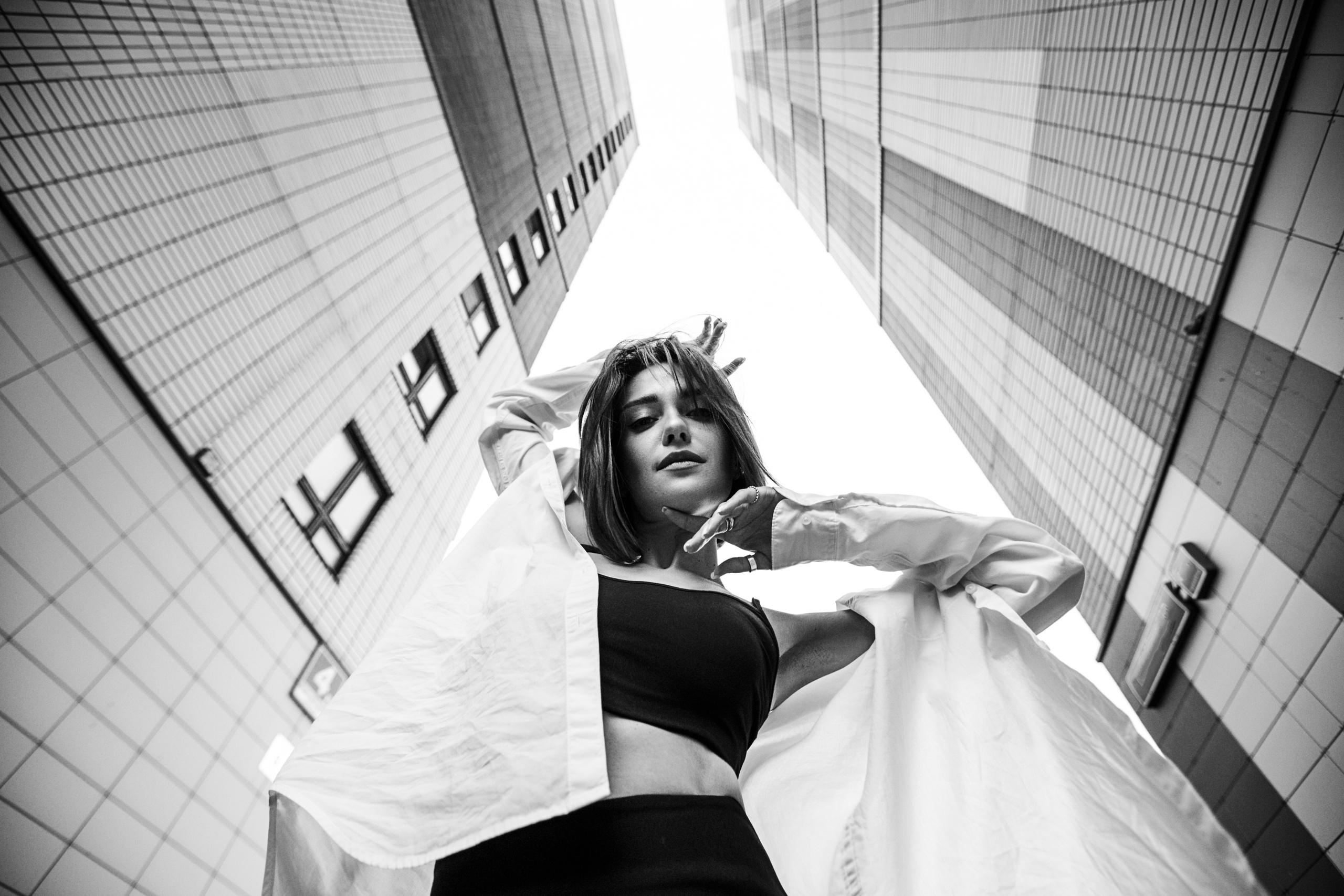 Женский портрет в городской среде. Фотограф-портретист Евгения Синкевич в Риге и Европе