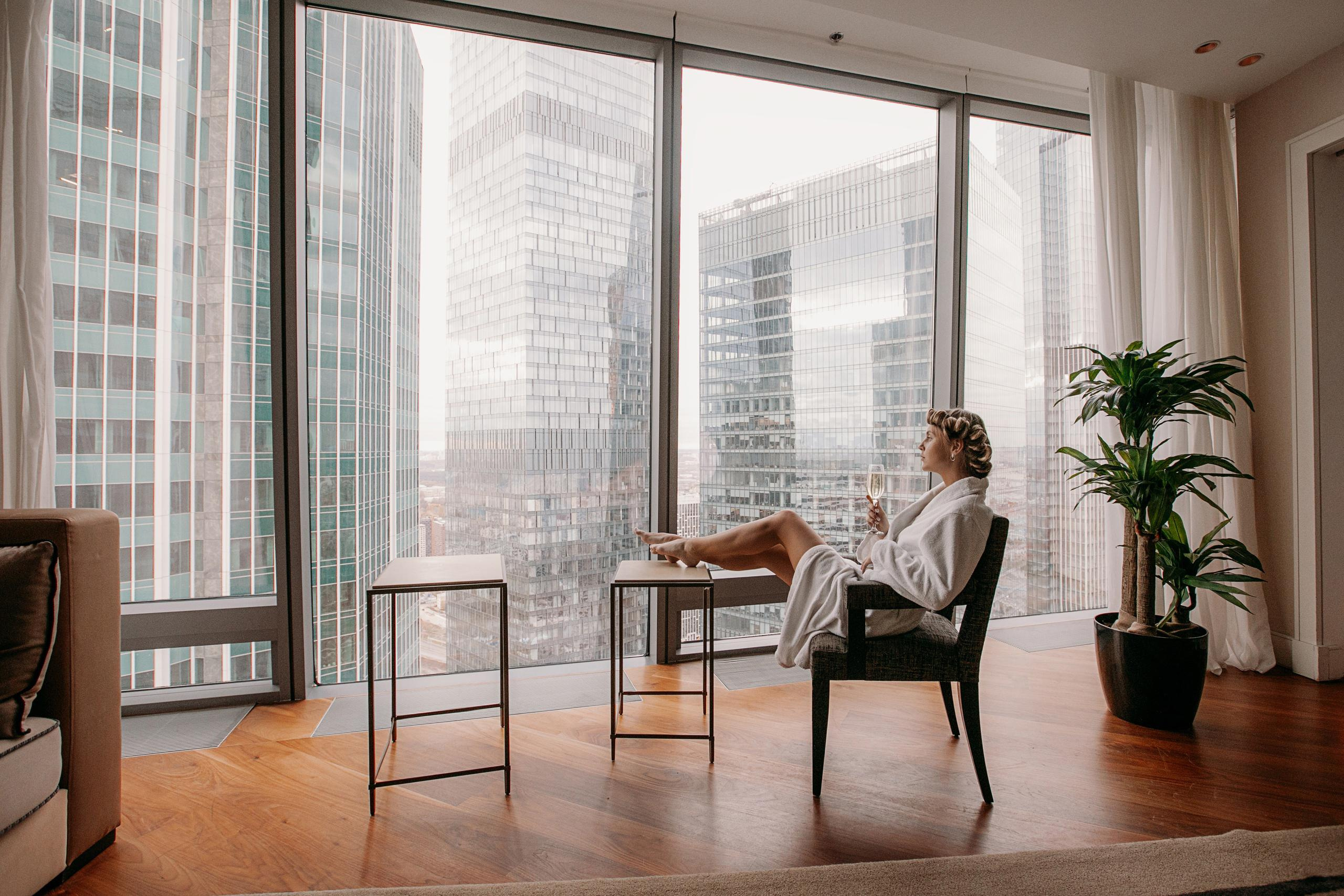 Женский портрет в отеле. Фотограф-портретист Евгения Синкевич в Риге и Европе