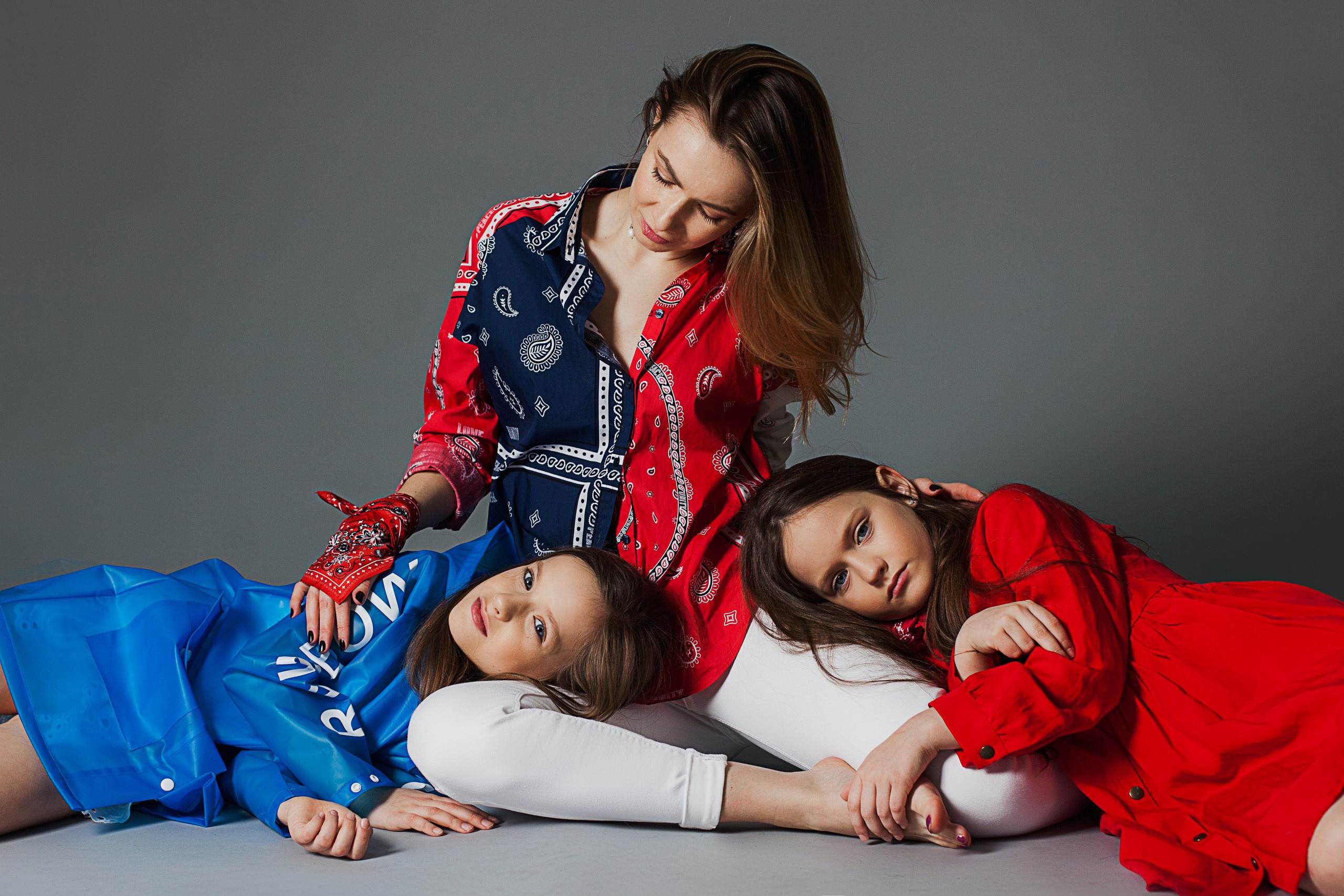 Семейное фото в студии. Фотограф-портретист Евгения Синкевич в Риге и Европе