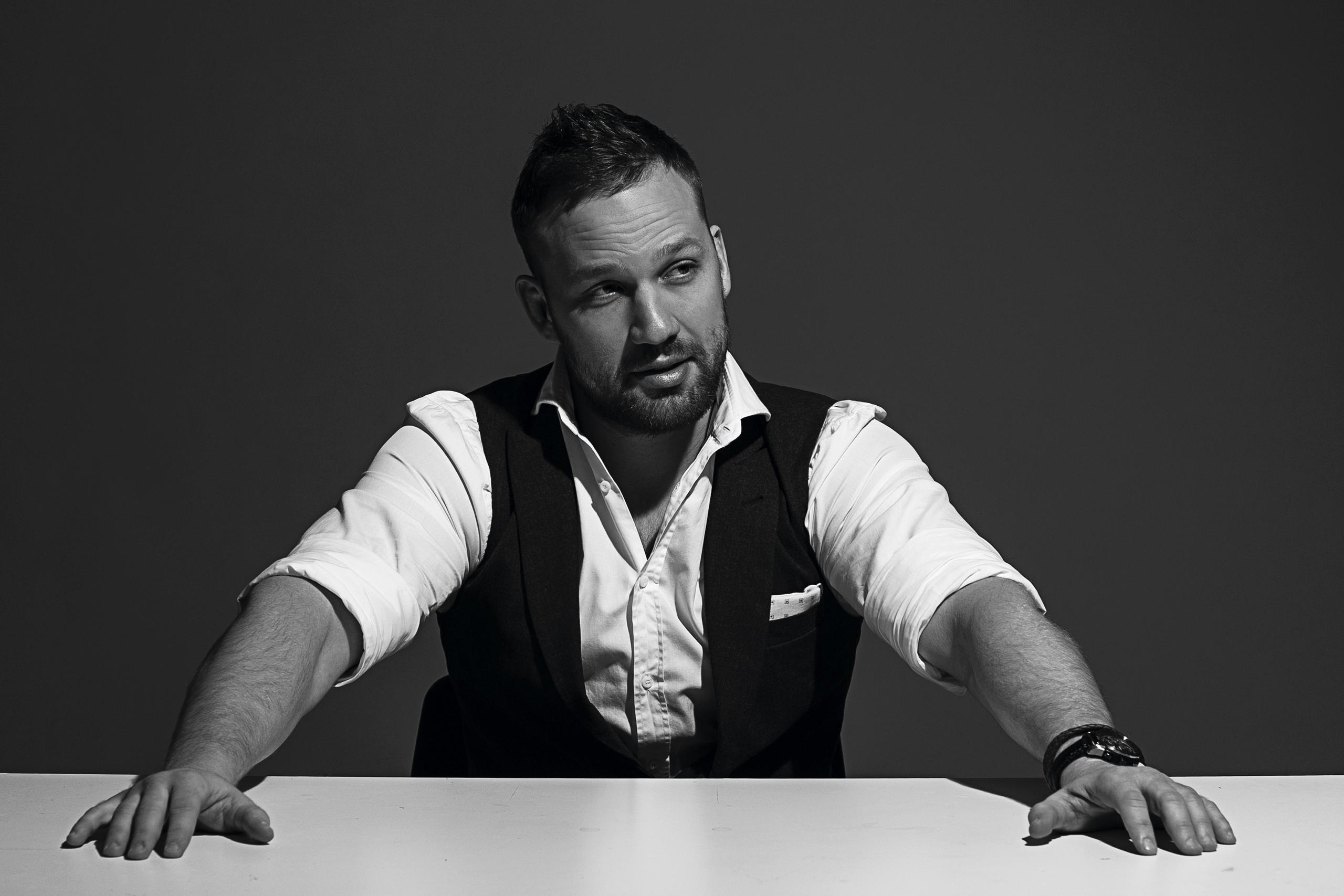 Студийный мужской портрет. Фотограф-портретист Евгения Синкевич в Риге и Европе