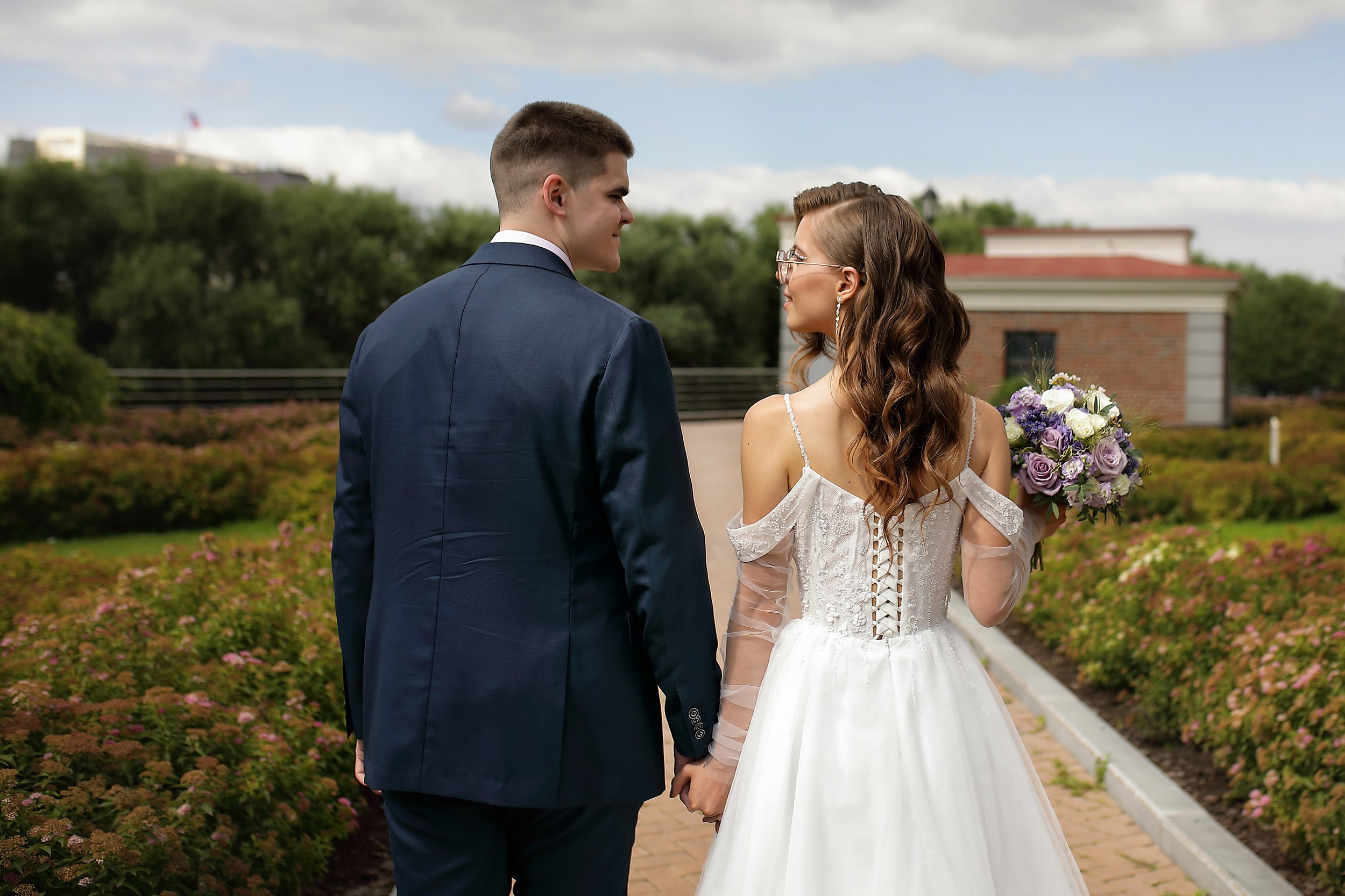 фотосессия жениха и невесты на улице в центре Екатеринбурга