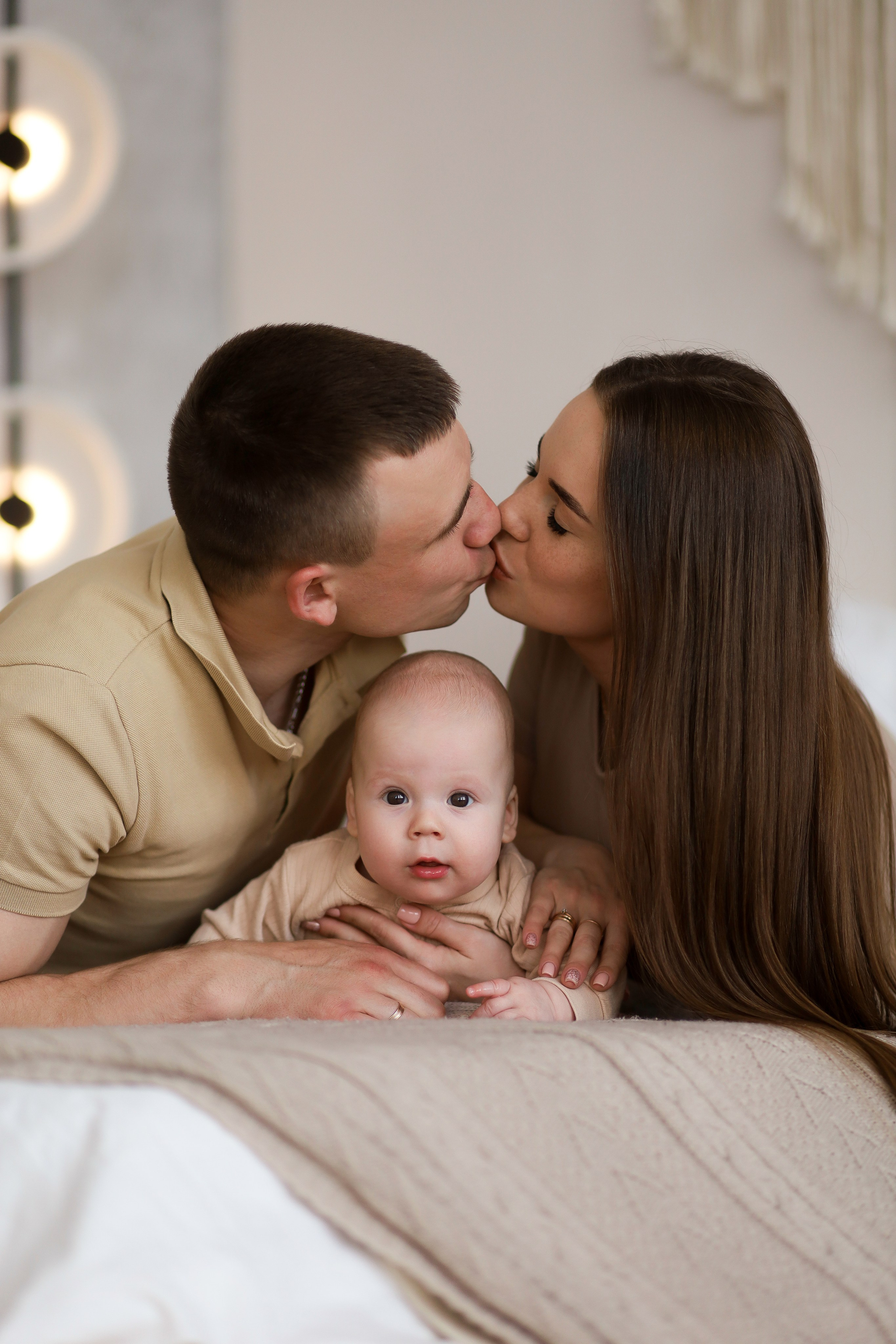 Семейная съёмка в белом зале. ФОТОГРАФ ХАБАРОВСК АНАСТАСИЯ РАЧЕНКОВА