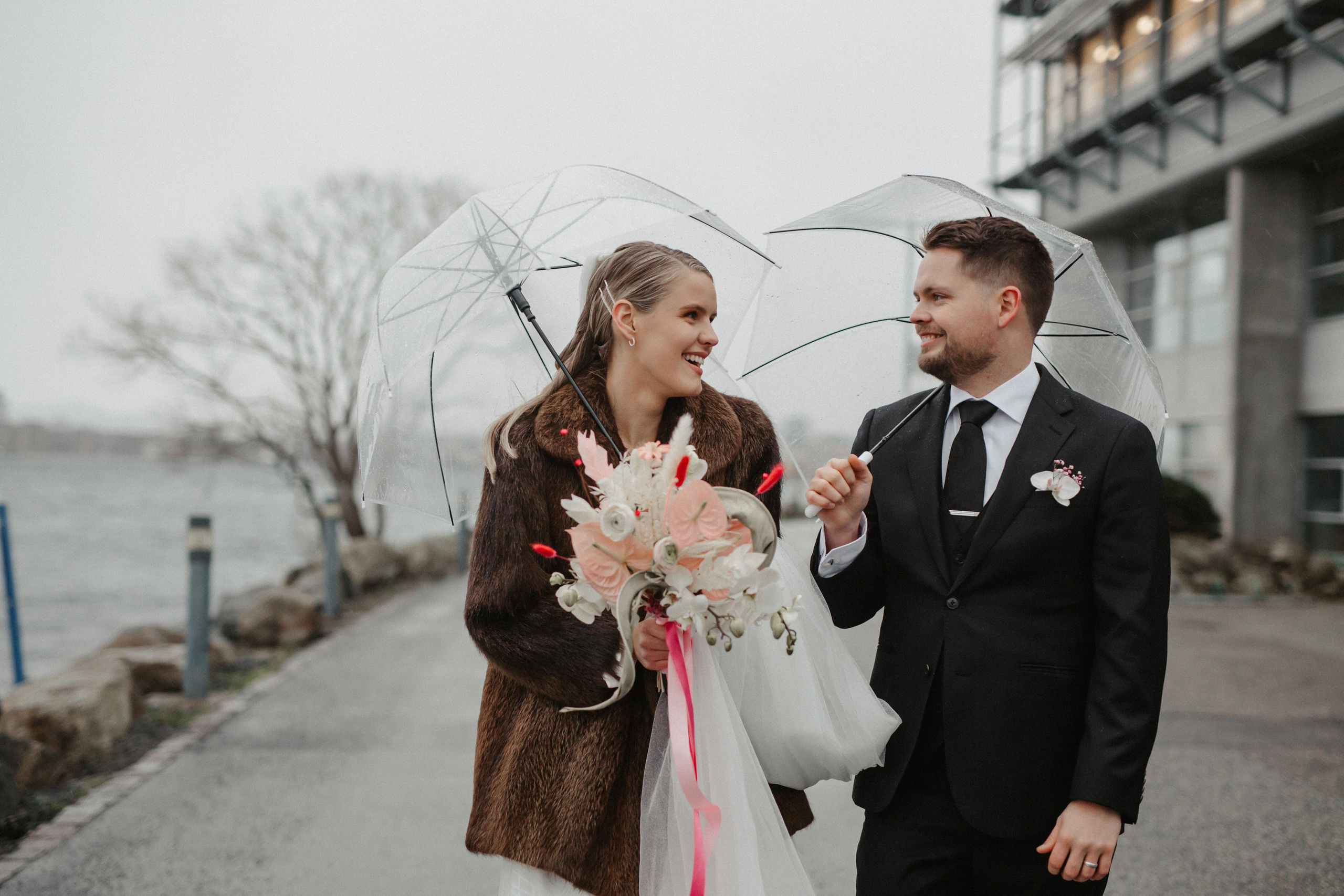 Winter wedding in rainy Stavanger. Свадебный фотограф Гродно Минск Destination wedding photographer