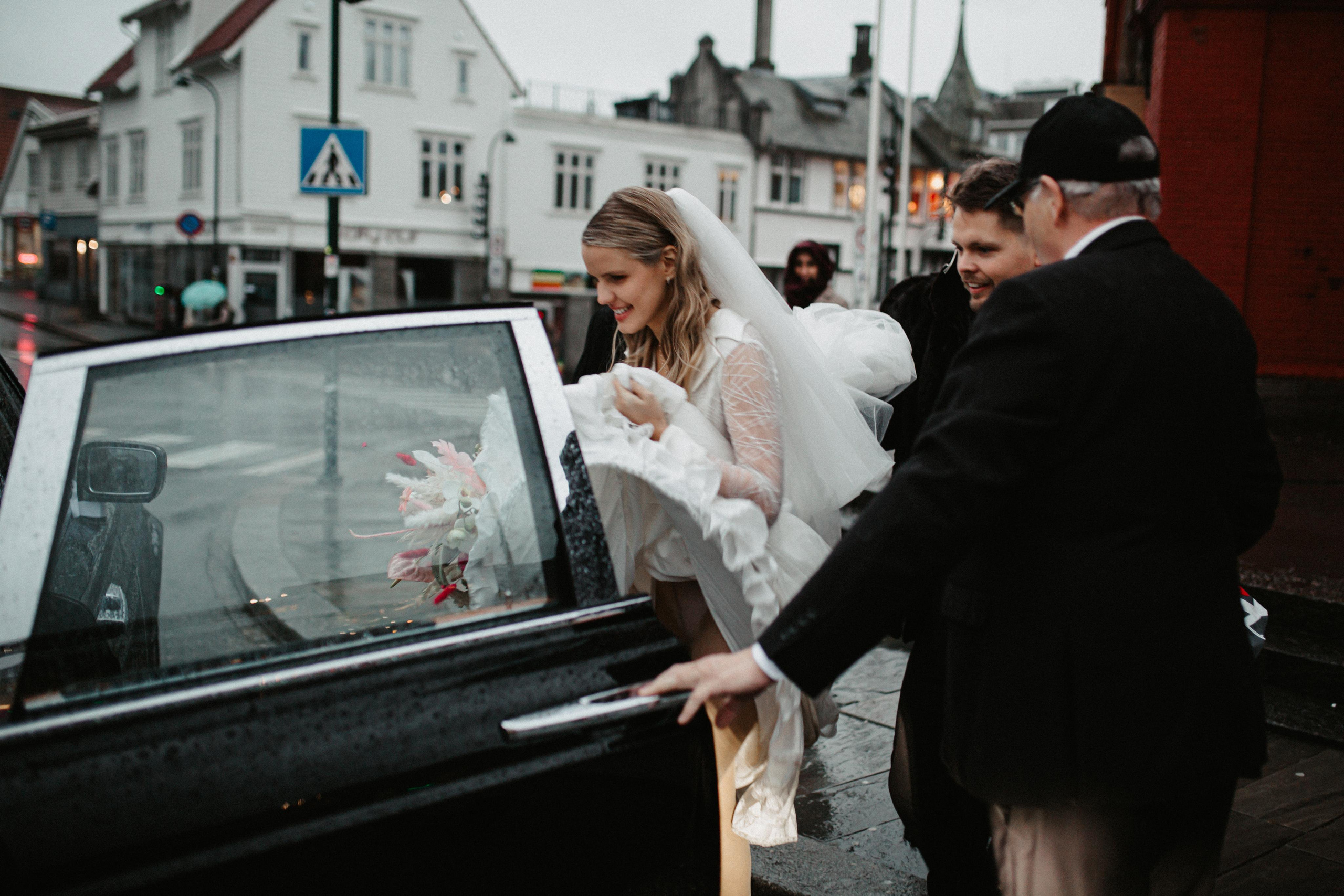 Winter wedding in rainy Stavanger. Свадебный фотограф Гродно Минск Destination wedding photographer