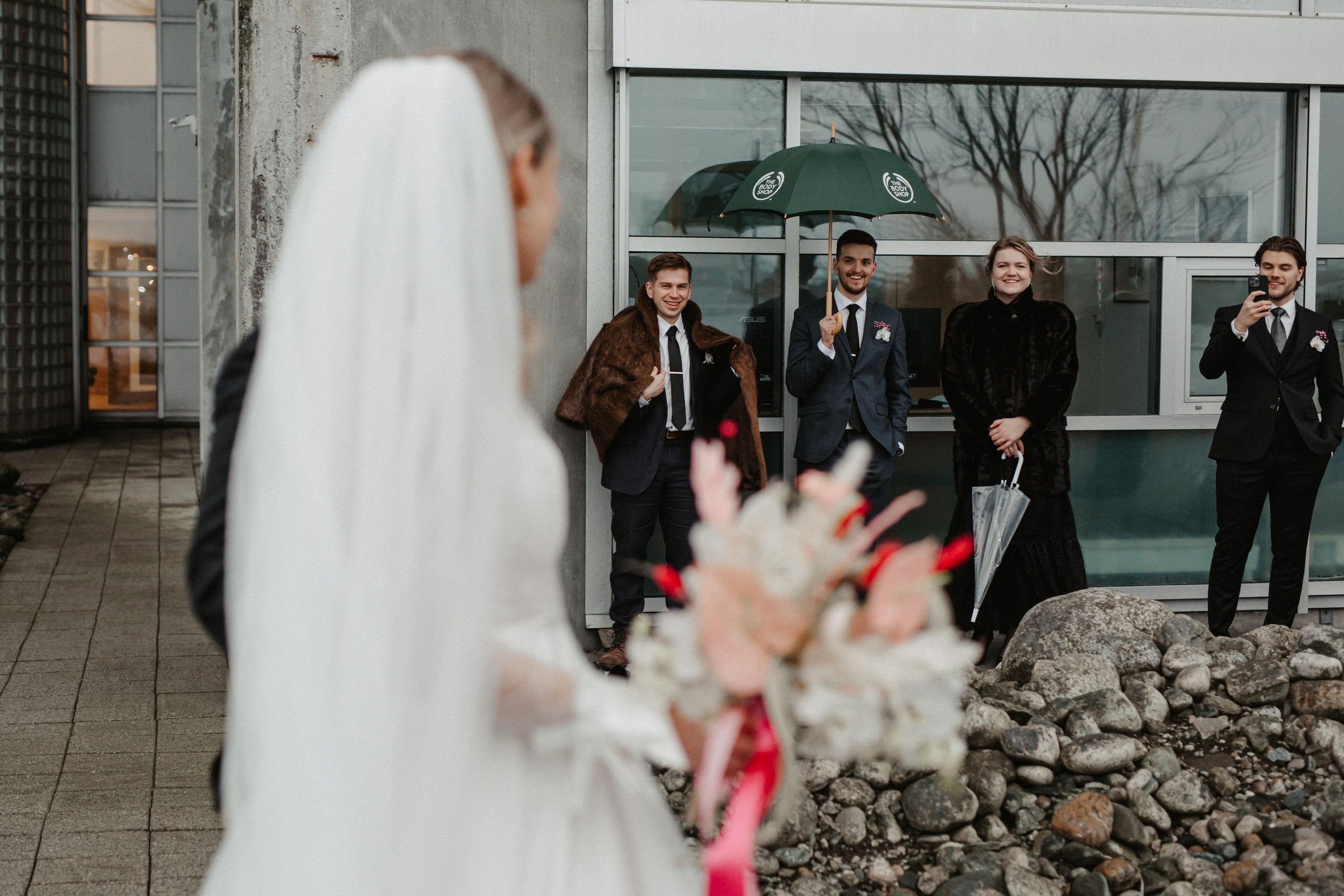 Winter wedding in rainy Stavanger. Свадебный фотограф Гродно Минск Destination wedding photographer