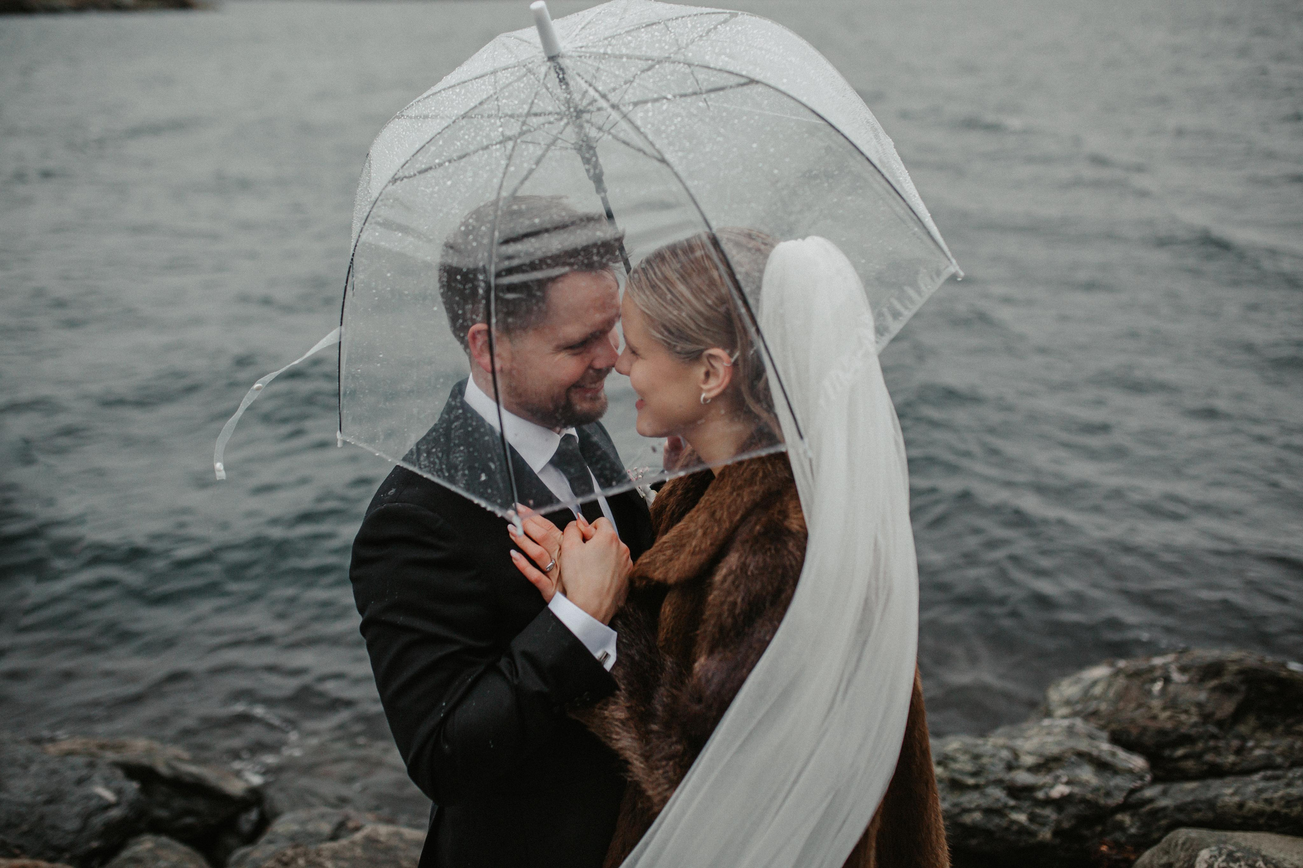 Winter wedding in rainy Stavanger. Свадебный фотограф Гродно Минск Destination wedding photographer