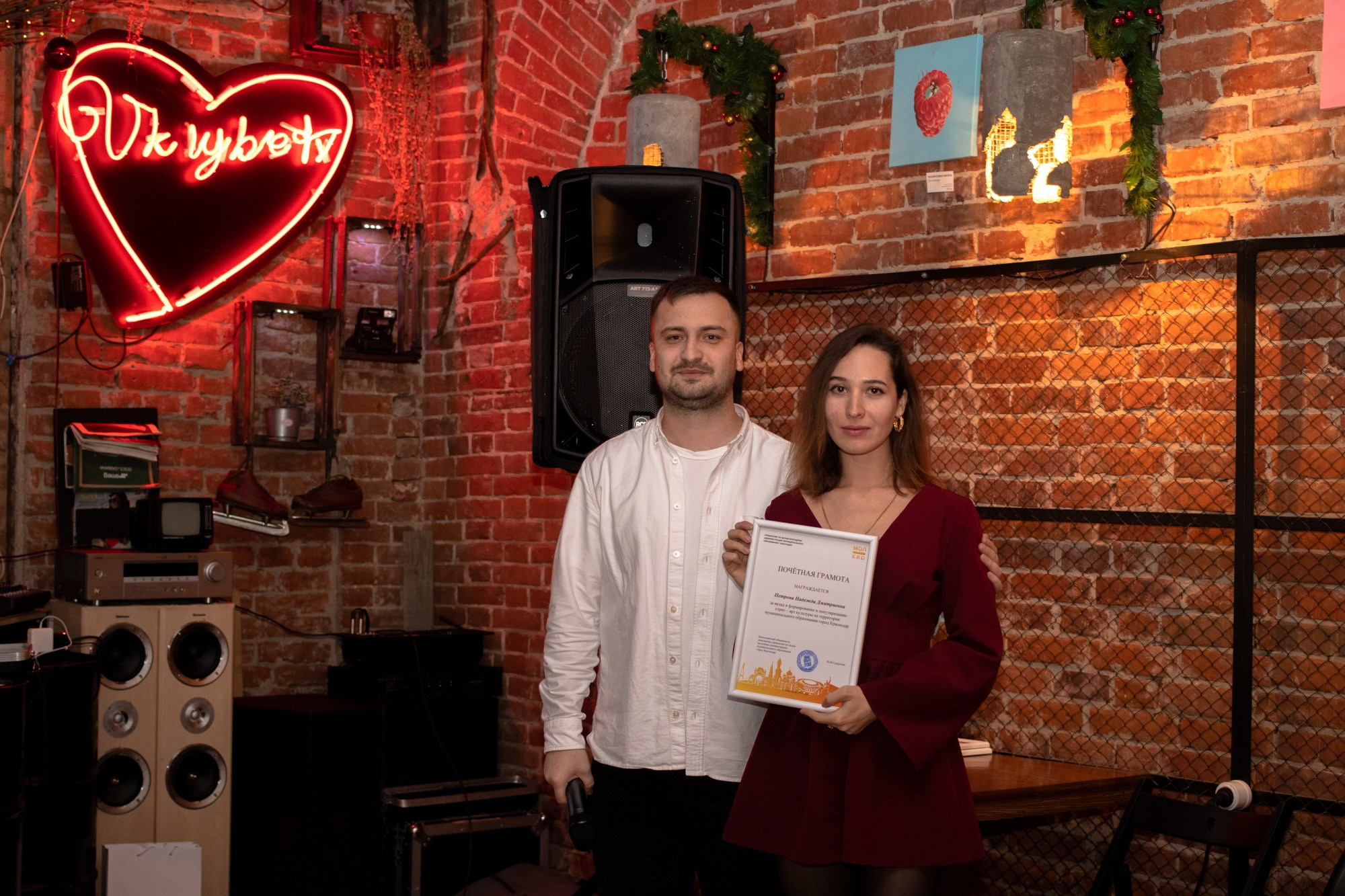 Новогодняя встреча в баре «Шаверма». Репортажный, промышленный и маркетплейс-фотограф Дмитрий Чернат