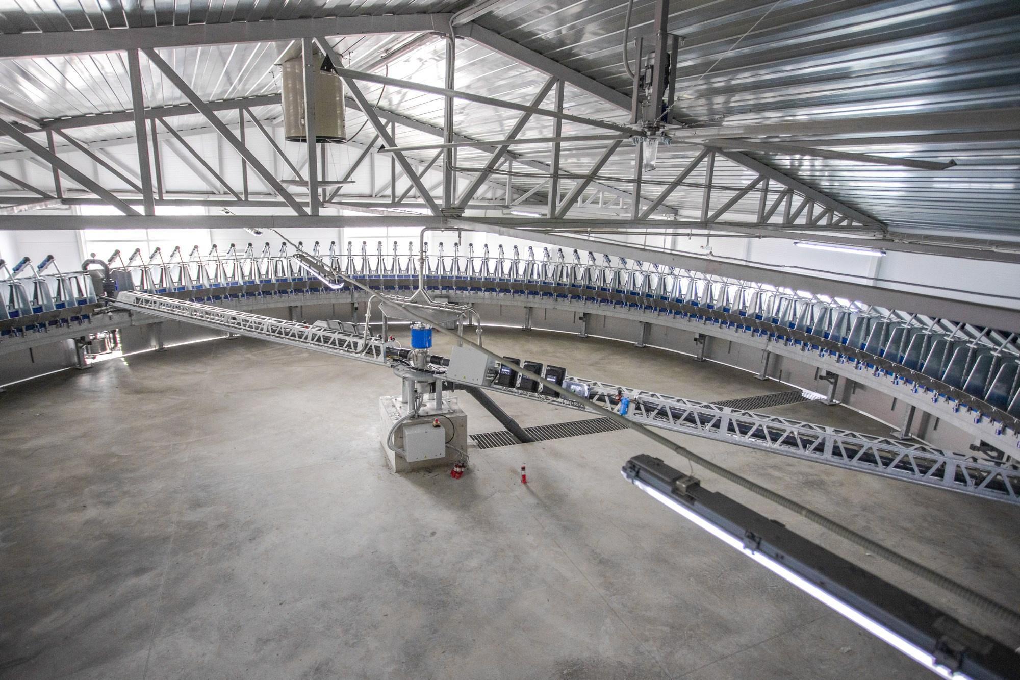 Открытие карусели для дойки скота. Репортажный, промышленный и маркетплейс-фотограф Дмитрий Чернат