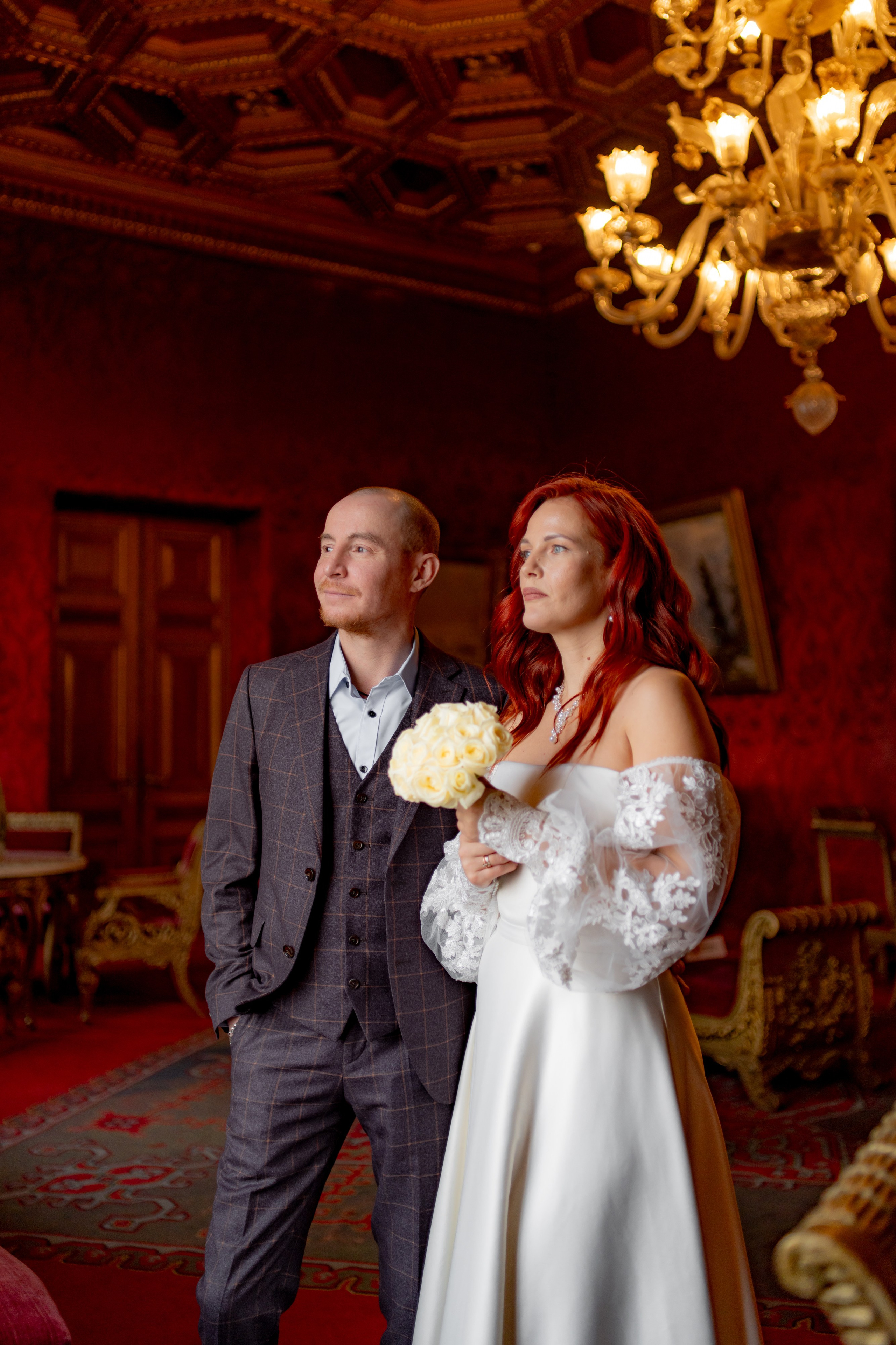 Красивая пара в красной гостиной во Дворце Великого Князя Владимира / Дом учёных 