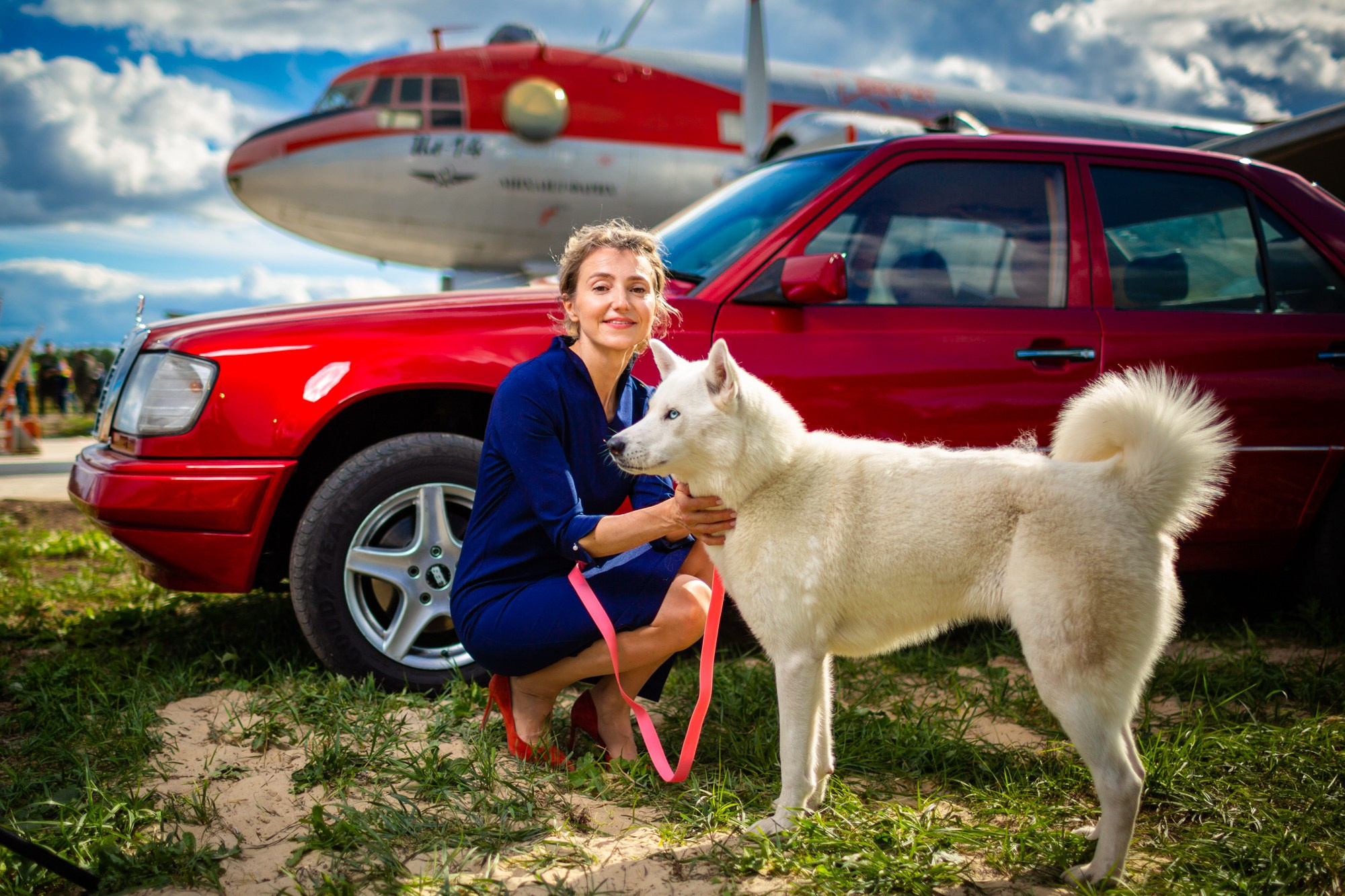 Фотосъёмка с автомобилями на аэродроме. Авиационная техника для кино, рекламы и фотосессий