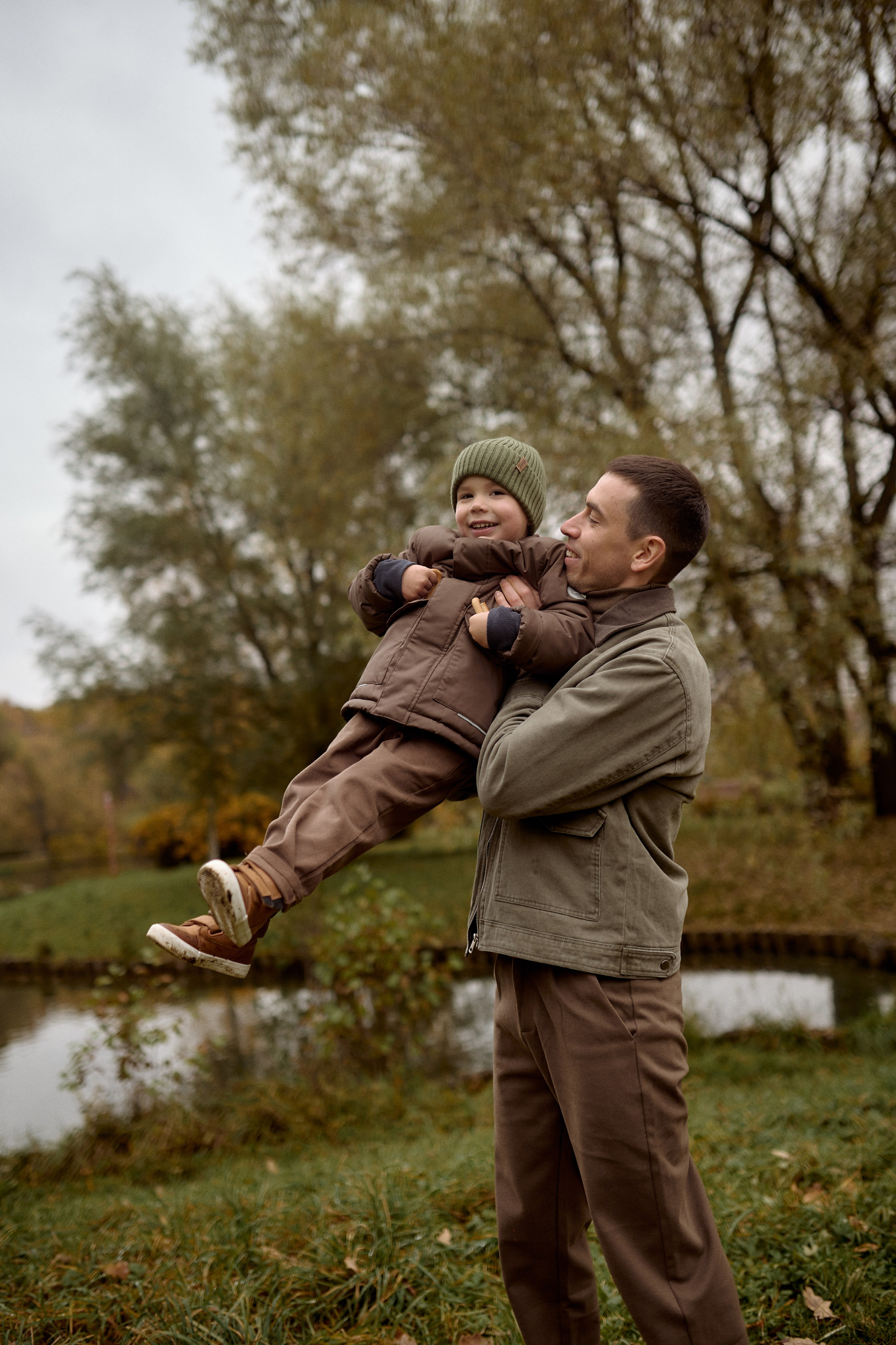 Вова, Юля и Максим в осеннем парке. Семейный и свадебный lifestyle-фотограф в Москве Мария Петрова