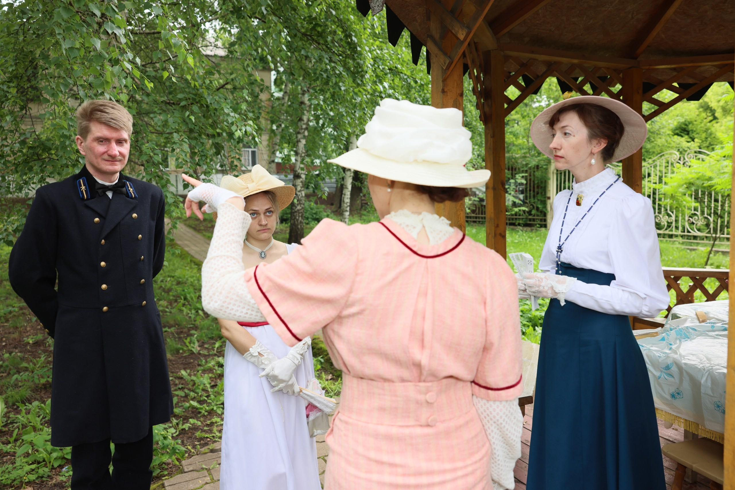 Усадьба Вересаева. Гости в саду. Фотограф в Туле Крупский АнДРей. Фотостудия «КАДР71» в Туле