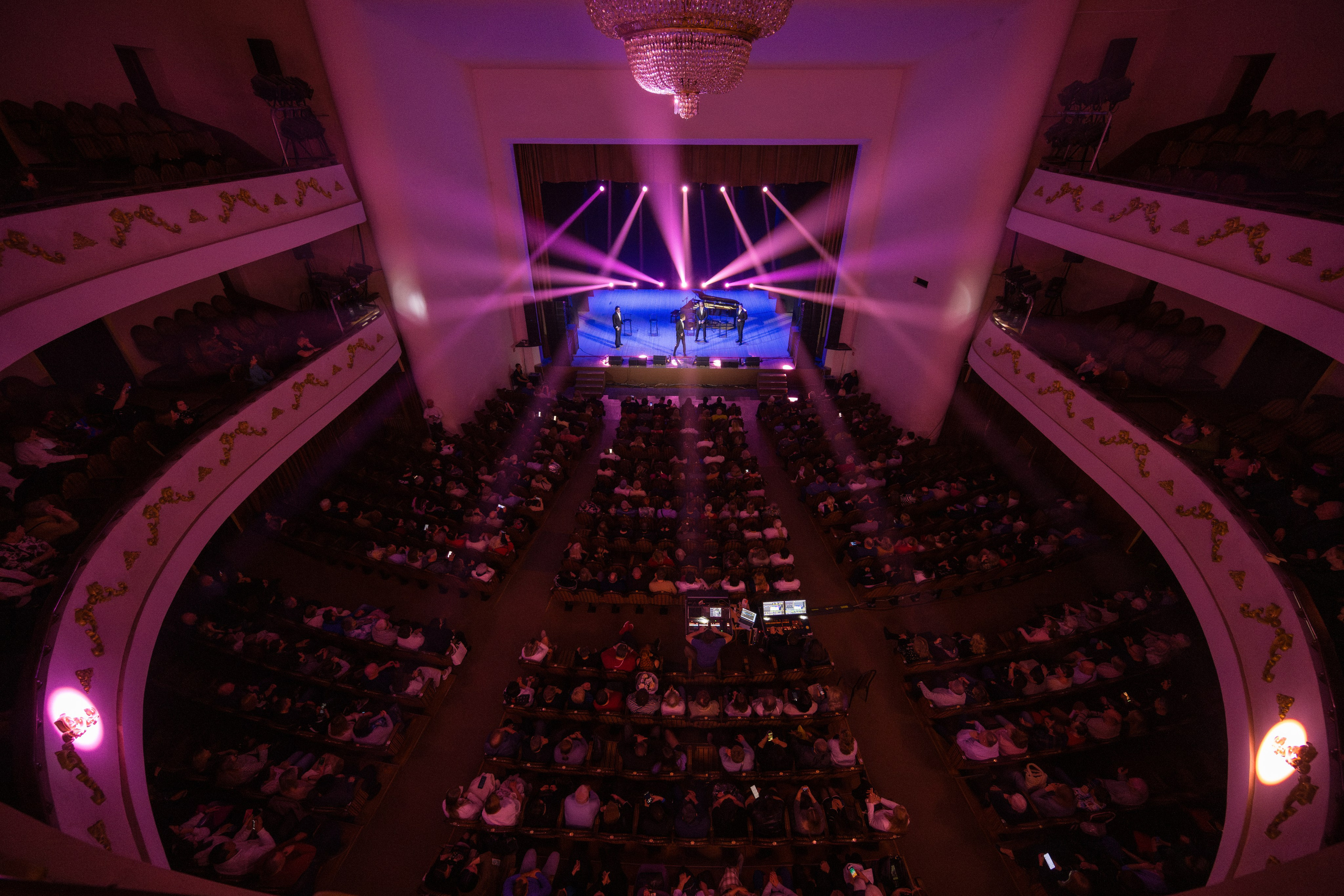 Общий план зала ДК «Ростсельмаш» в Ростове-на-Дону во время выступления группы «Кватро»