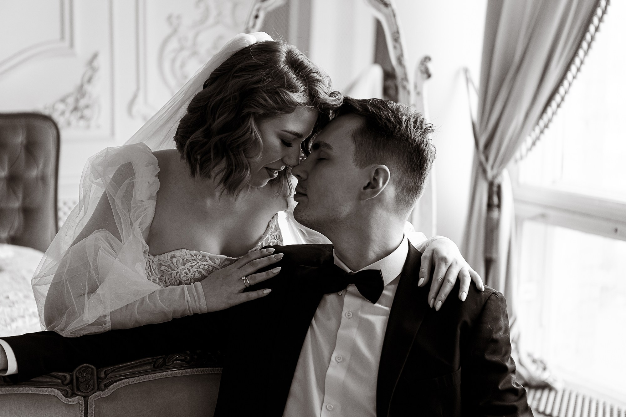 Идея для свадебного фото в студии