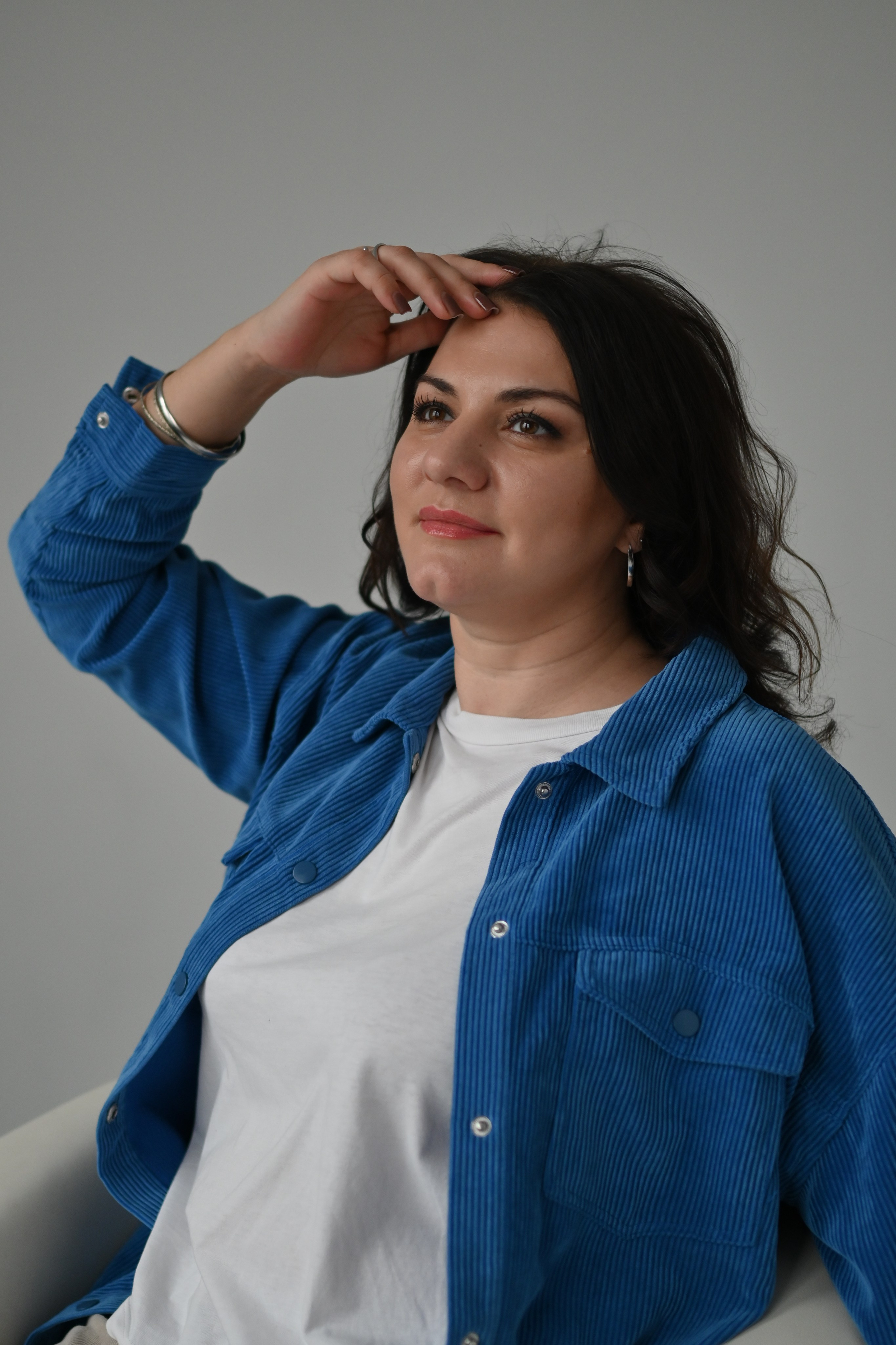 Сидя, крупный план ,диагонали, углы, естественный свет