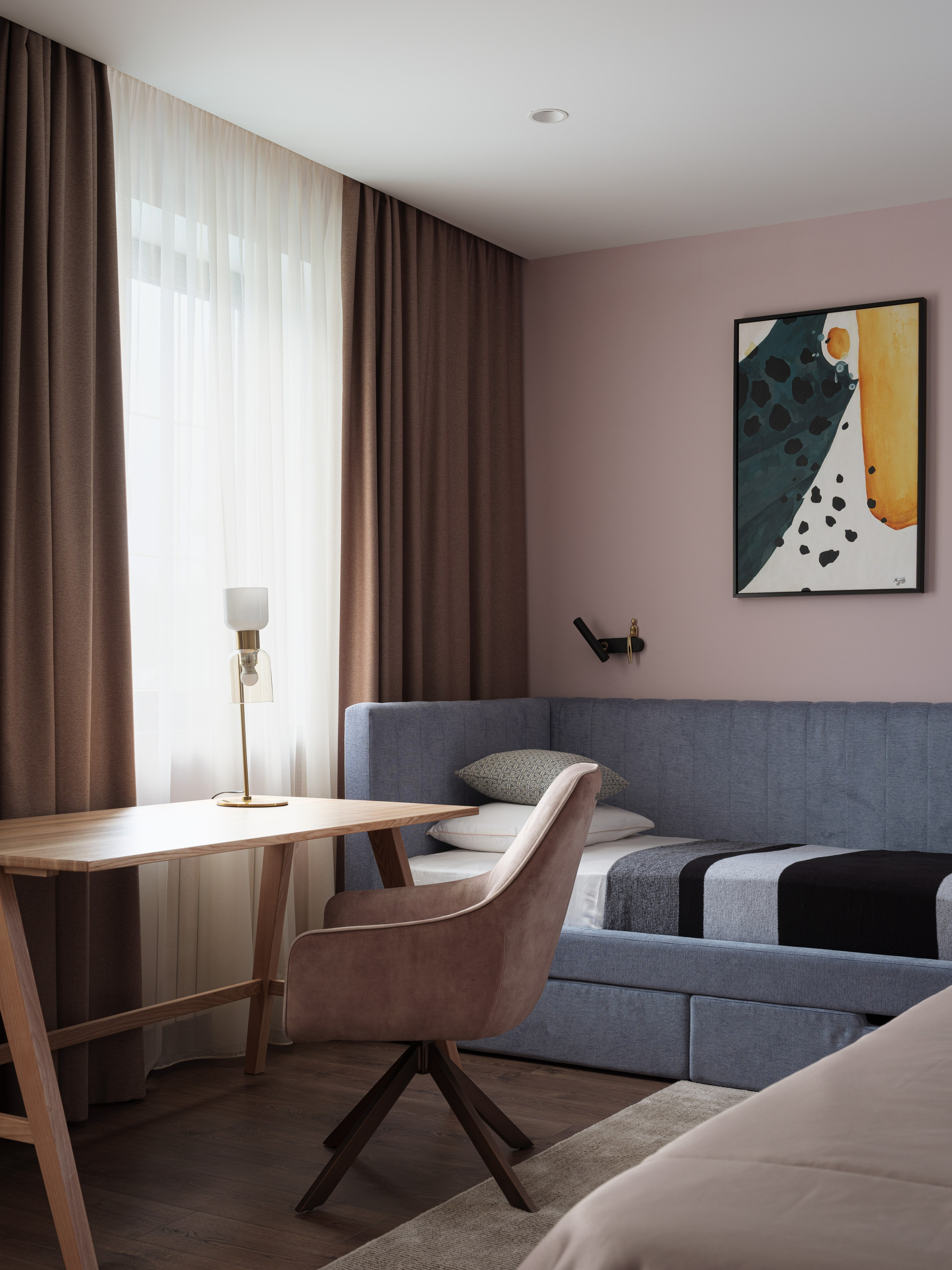 Современный интерьер спальни с рабочей зоной: письменный стол, кресло и кровать в гармоничном стиле. Дизайн Татьяны Диденко, фото Сергея Денисенко, стилист Наталья Якушева. Уют и функциональность в одном пространстве.