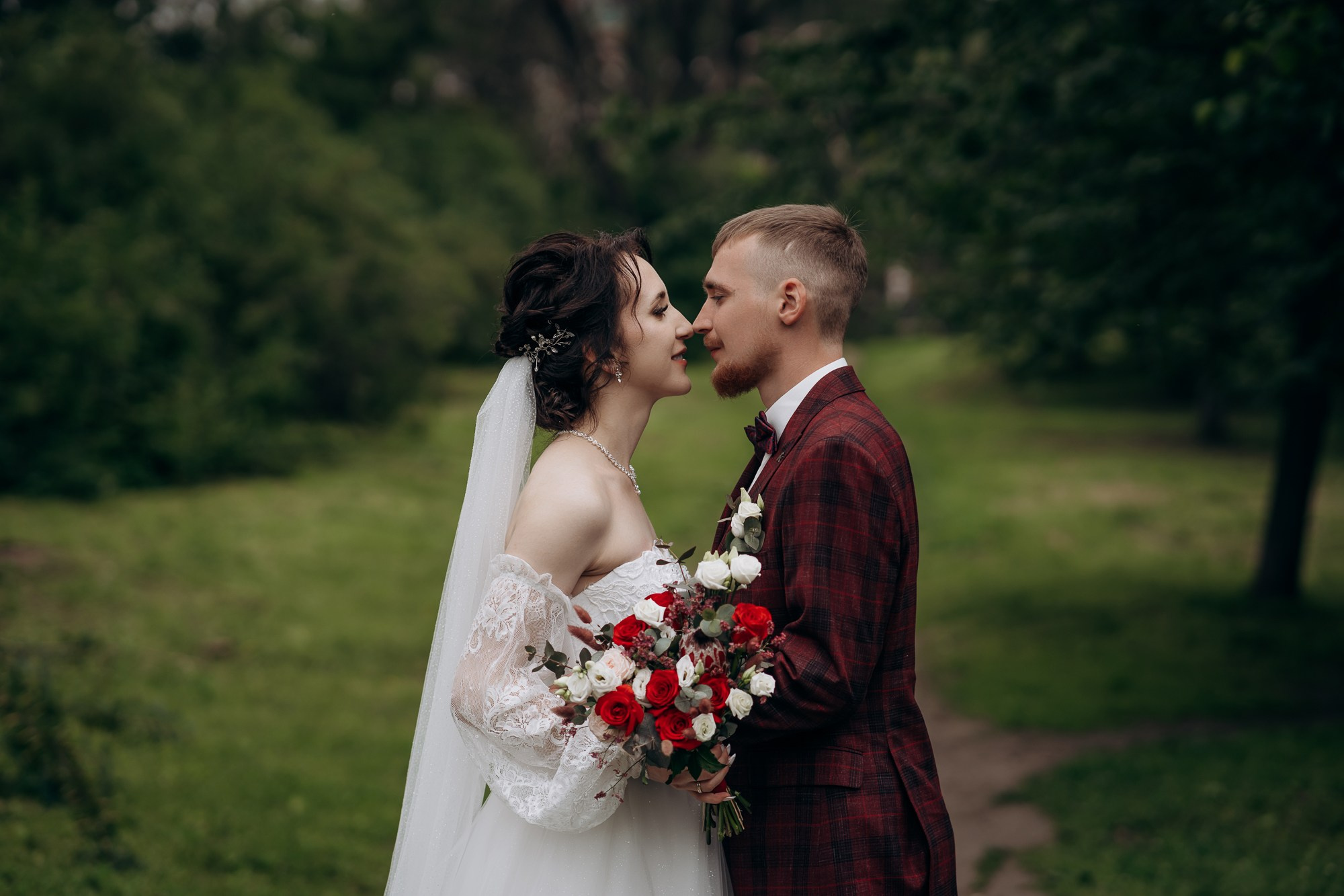 Свадебная фотосессия летом с выездной регистрацией. Свадебный и репортажный фотограф в Ярославле Евгений Сальников