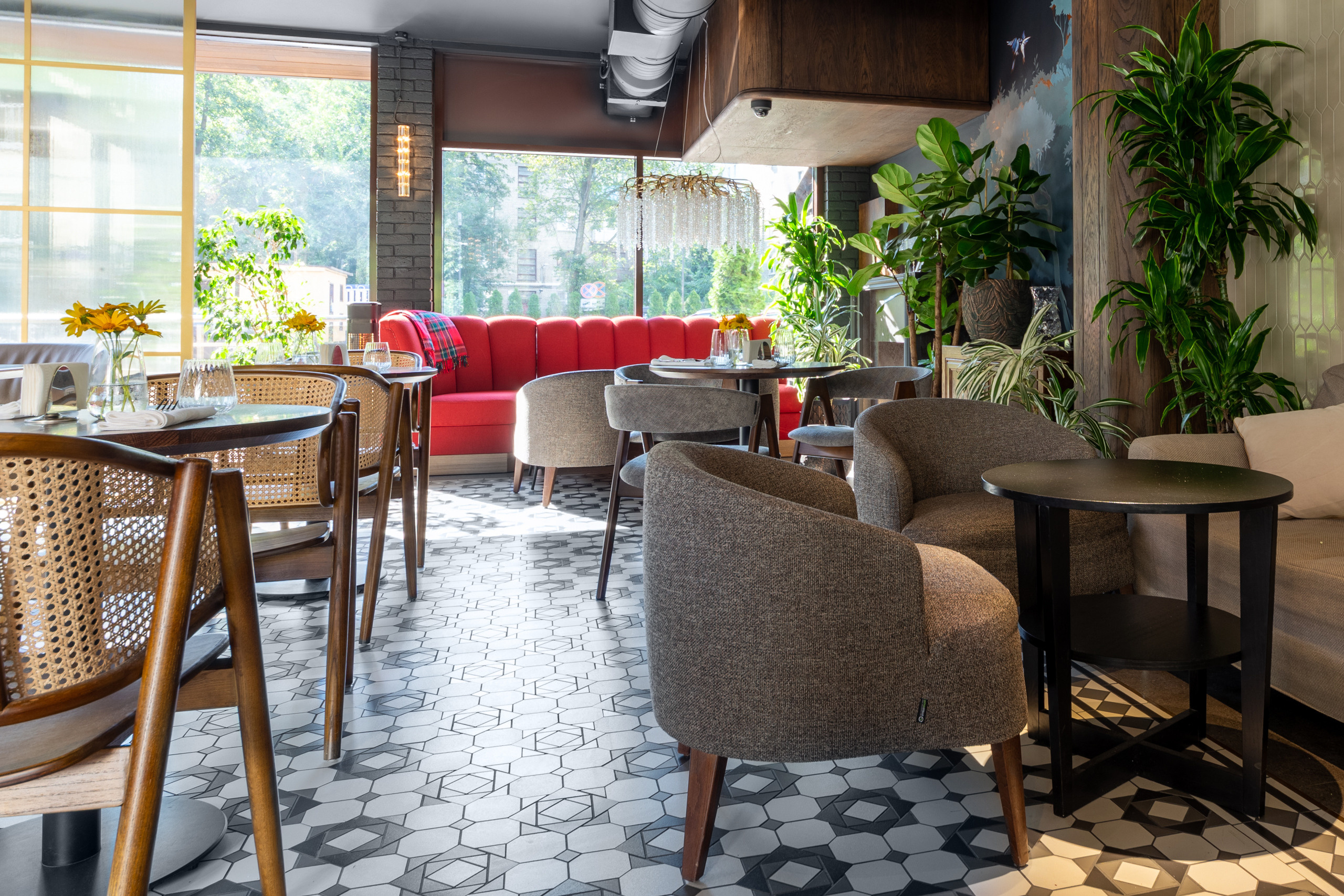 Веранда летнего кафе ресторана с удобными стульями и красивой плиткой. Фоторгаф Воронеж.