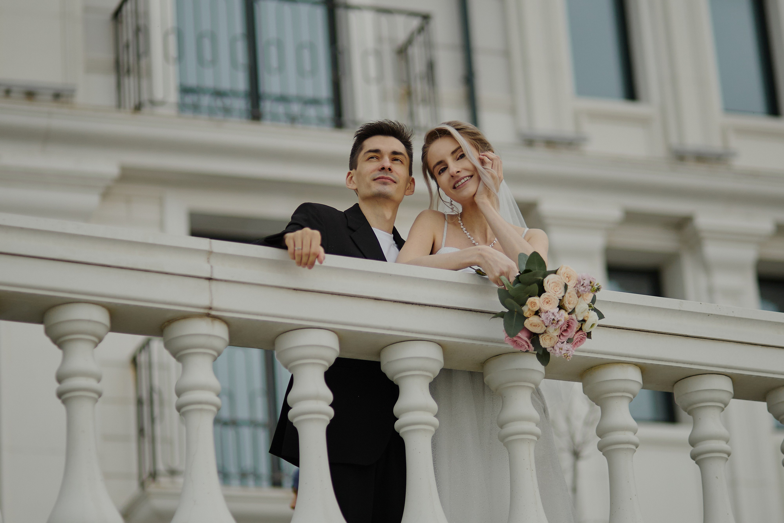 Свадебная фотосессия на белой набережной города Анапа