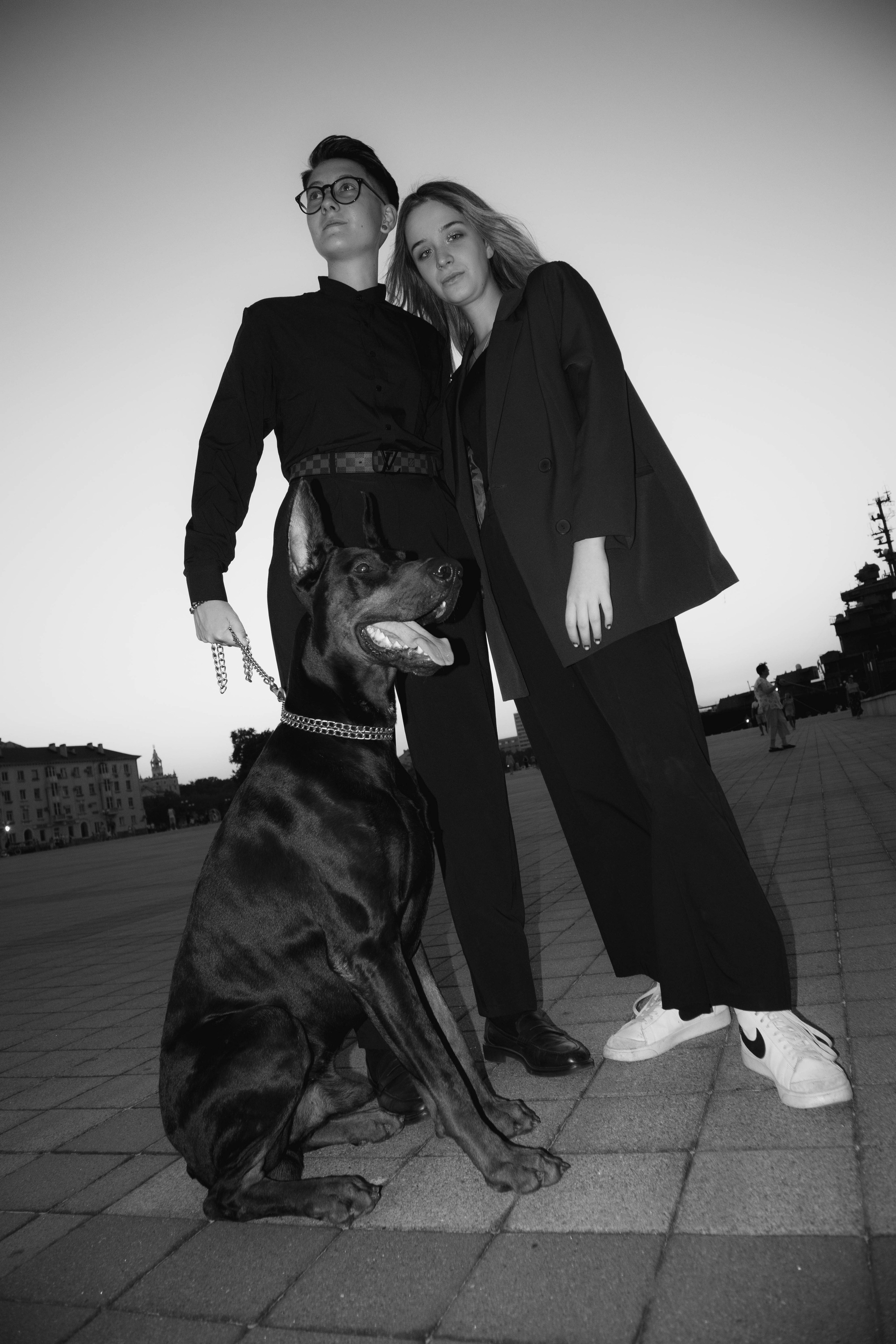 «Жизнь в ритме шага: пара с доберманом». Уличный фотограф Города N