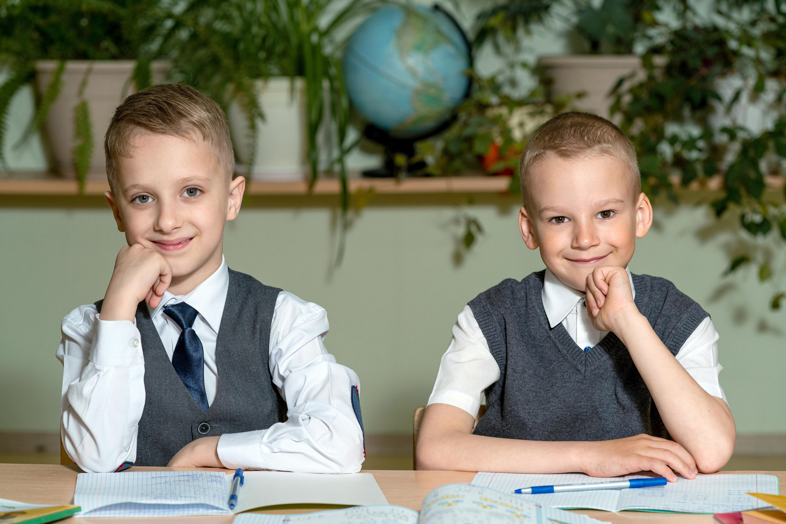 сидим в школе с другом