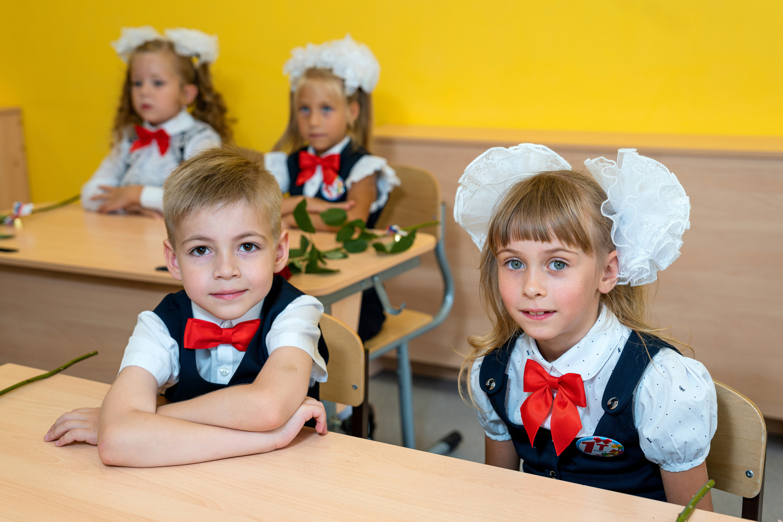 за партой в классе желтые стены