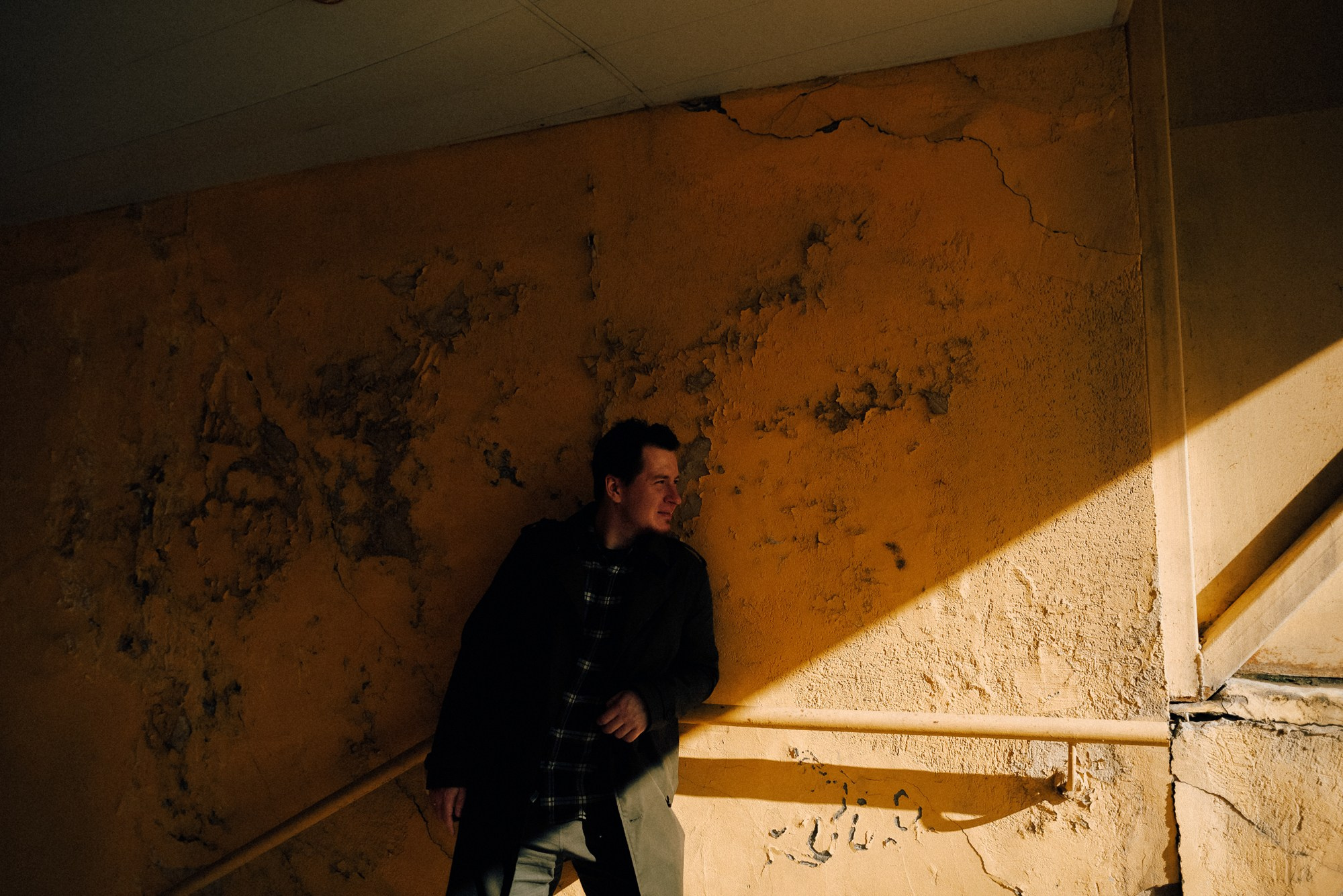 Фотограф Тюмень Дарья Мустафина — Мужская фотосессия на улицах Тюмени. Портретный фотограф Тюмень Дарья Мустафина