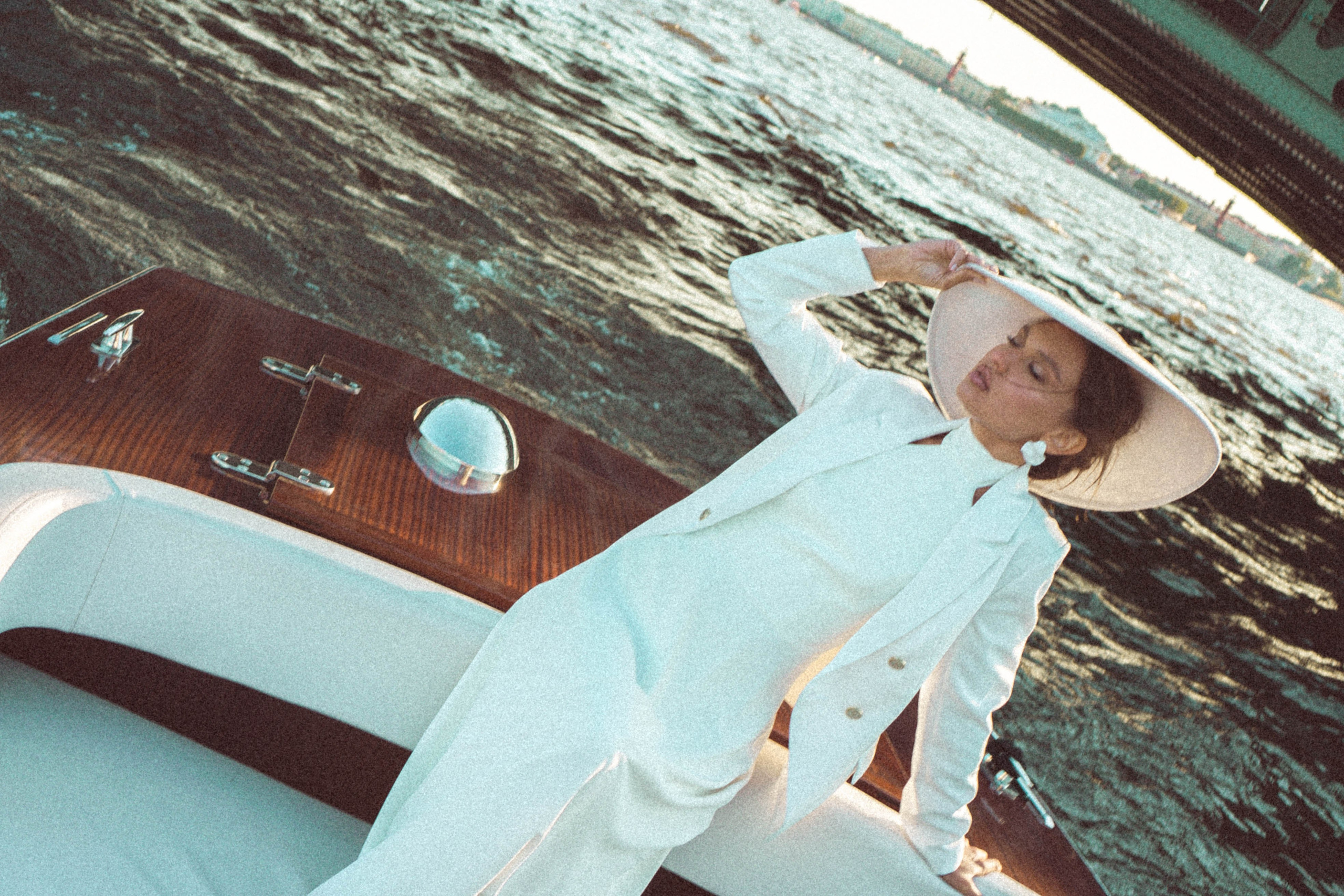 СВАДЕНБНАЯ СЬЕМКА НА КАТЕРЕ ПО КАНАЛАМ САНКТ-ПЕТЕРБУРГА И В АКВАТОРИИ НЕВЫ. Профессиональный фотограф, Санкт-Петербург — Виктория Богомолова