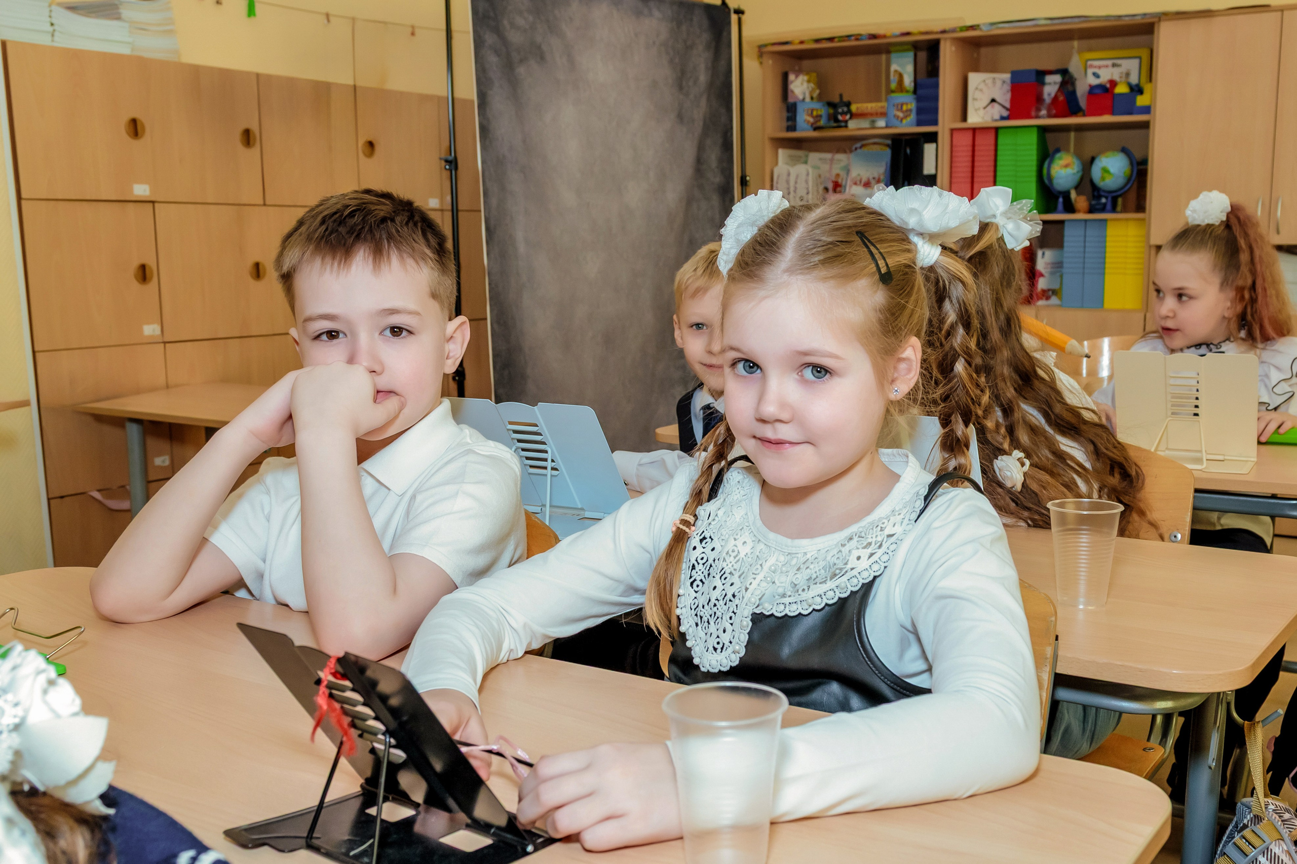 1 Я класс — портретная съемка + фото за партами. Фотограф Алина Лебедь