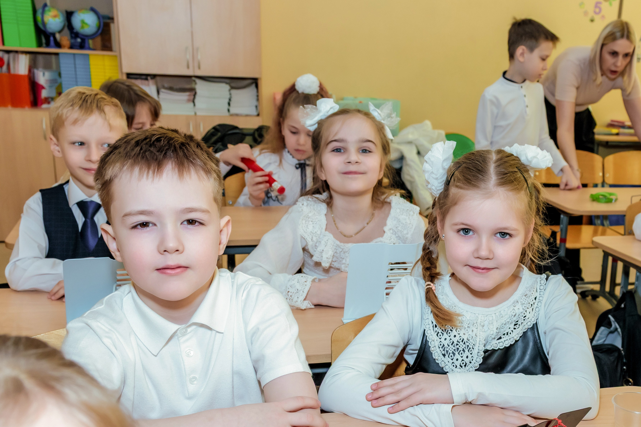 1 Я класс — портретная съемка + фото за партами. Фотограф Алина Лебедь