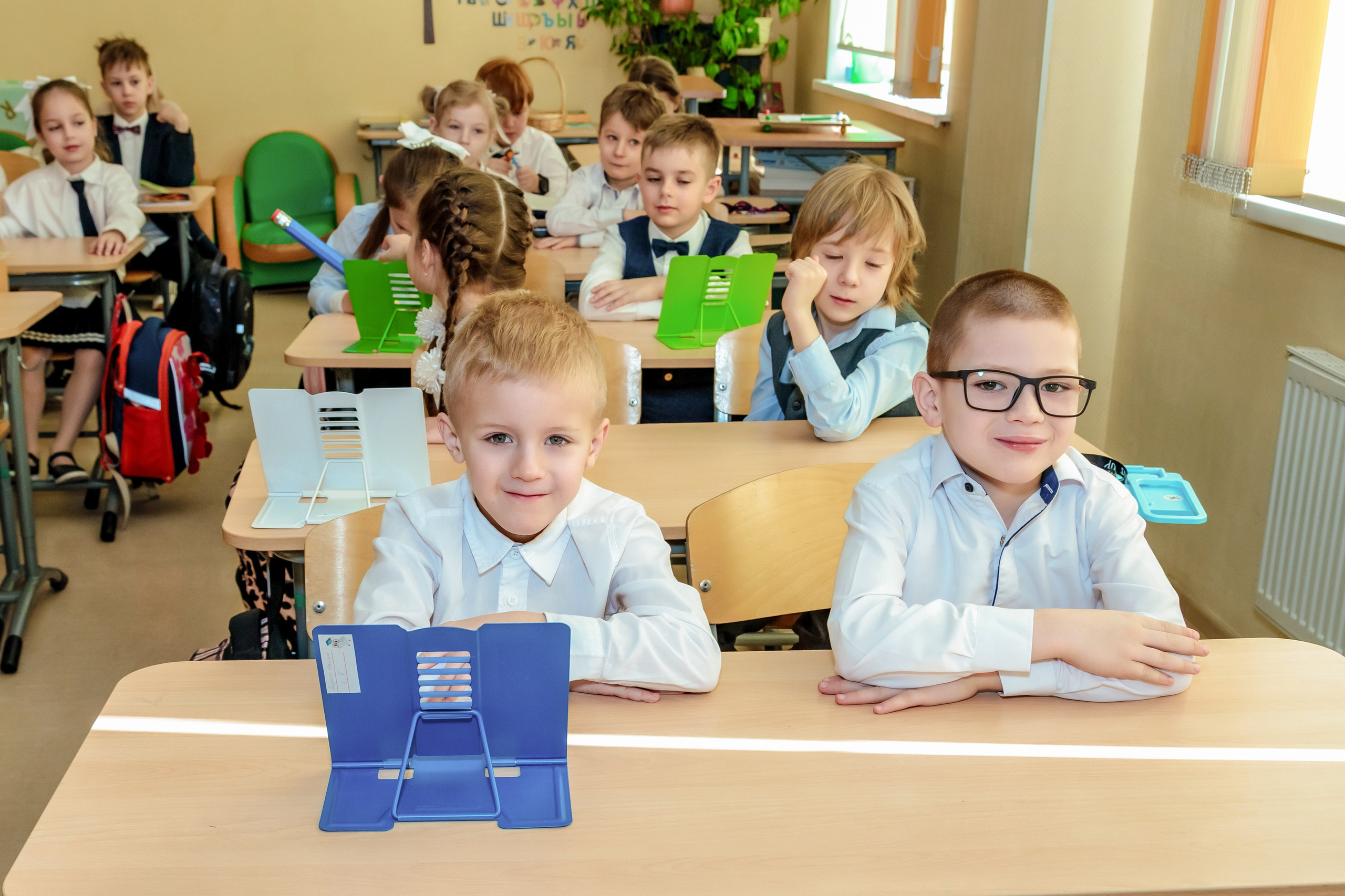 1 Я класс — портретная съемка + фото за партами. Фотограф Алина Лебедь