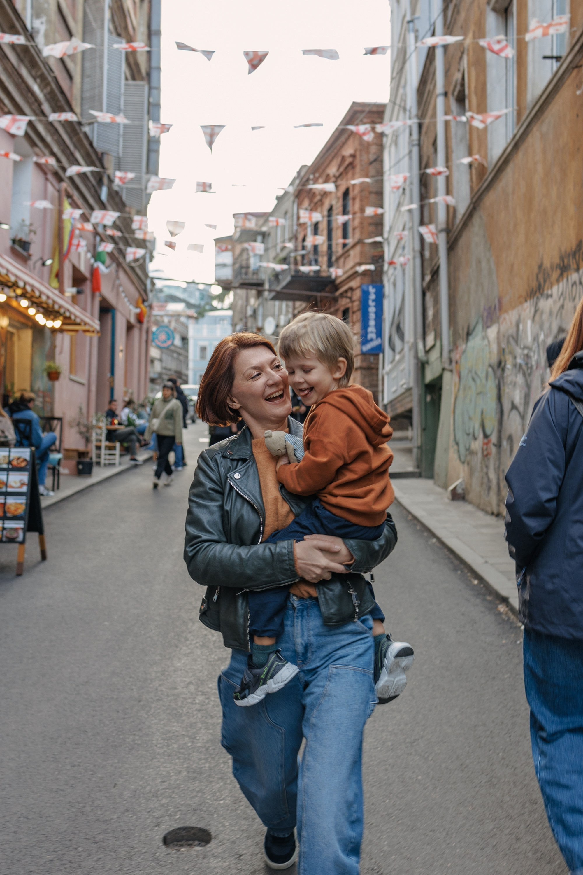 Family photoshoot in Tbilisi, Georgia. Fedor Lemeshko — Destination Wedding and Family Lifestyle photographer