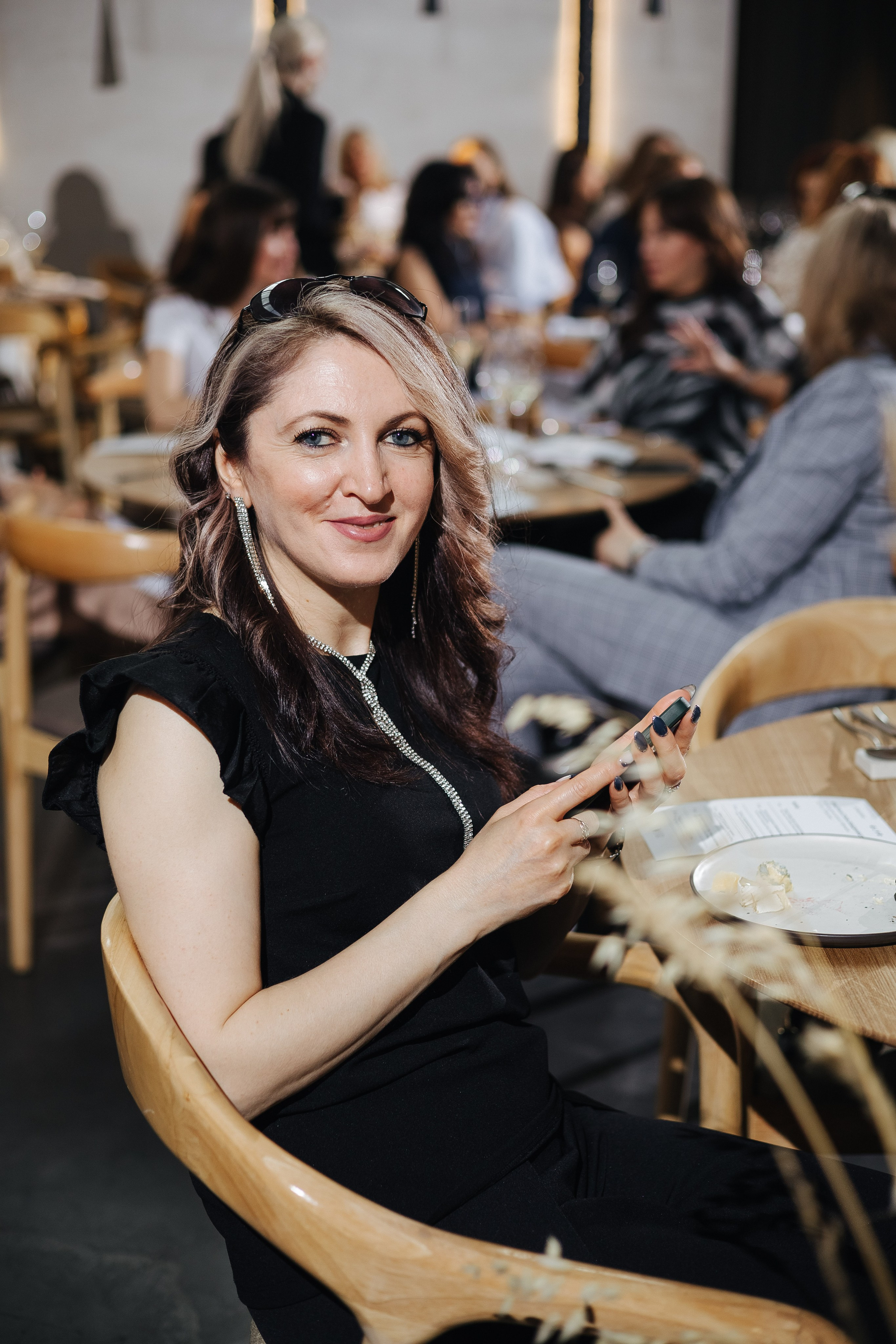 Презентация открытия магазина женской одежды GLVR в ресторане Fresco. Фотограф в Красноярске Надежда Воскресенская