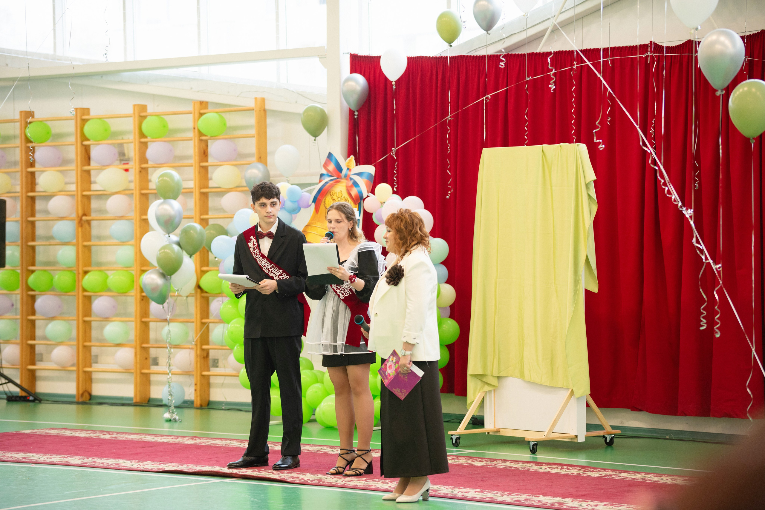 Съёмка выпускного в школе для 11 класса в Сургуте от профессионального фотографа
